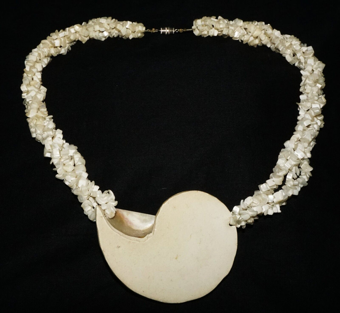 Vintage Shell Bead Necklace & Attractive Shell Pendant w. Screw Clasp (ShI)
