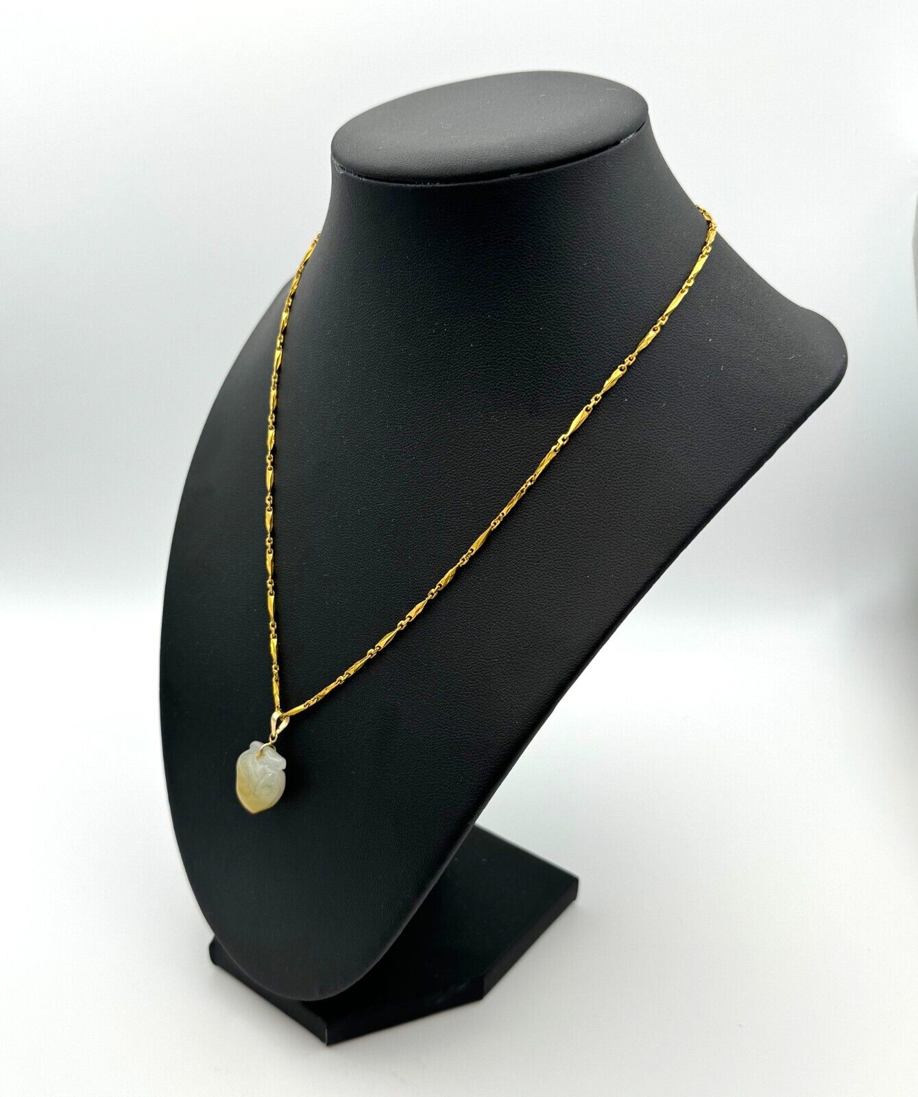 Vintage 14k Yellow Gold Necklace 17.5 inches w Jadeite Peach Pendant (HoJ)