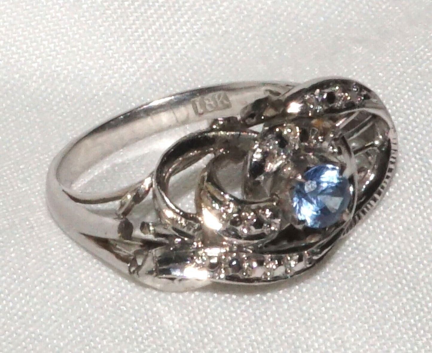 18k White Gold Filigree Ring w Small Round Facetted Sapphire Sz. 5.25 (QuC)