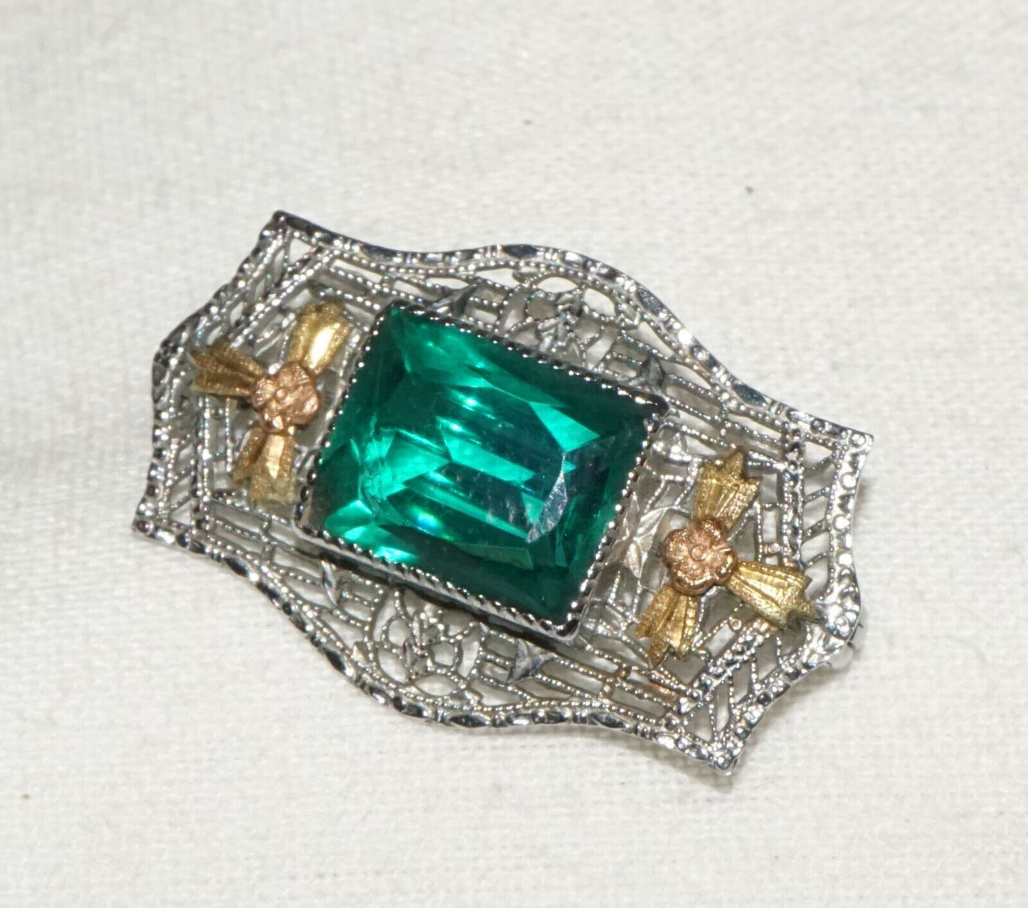Art Deco 10k White Gold Filigree Mini Brooch w. Green Glass Accent (BeM)#3
