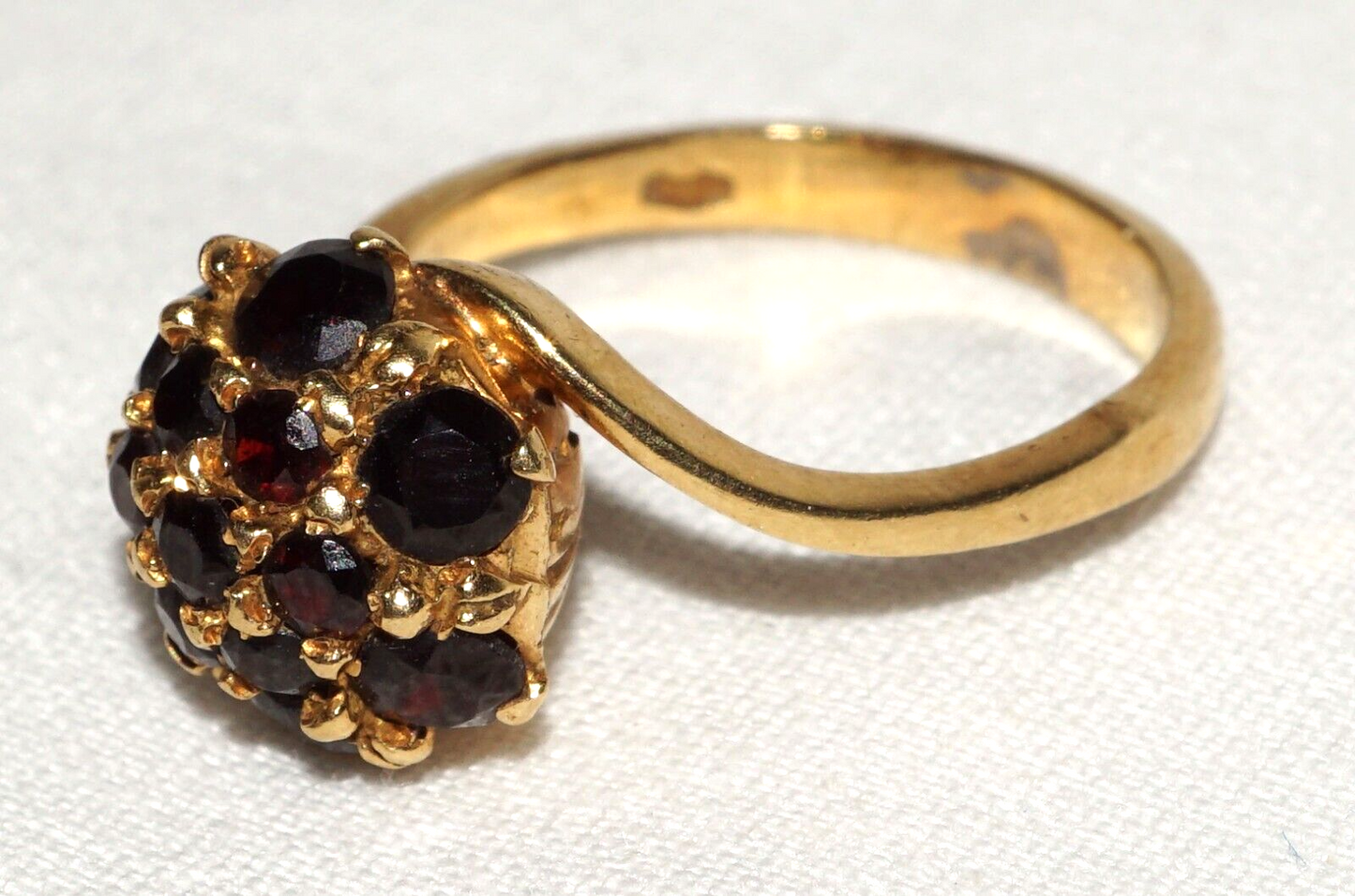 18Kt Yellow Gold Prong Set Round Garnet Cluster Dome Ring Sz.7.5 (WtG)