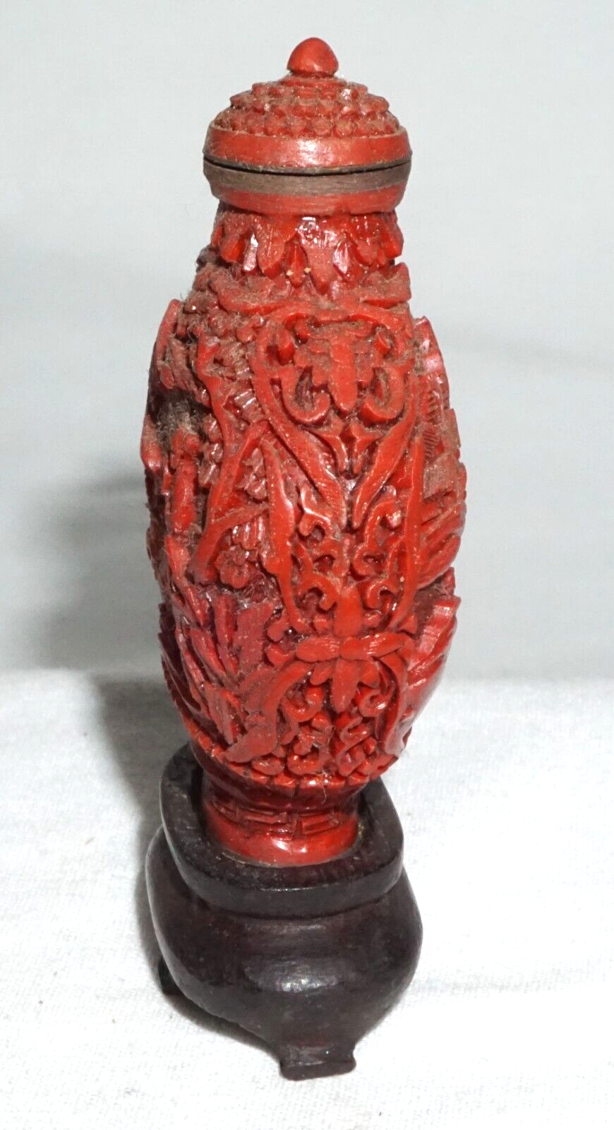 Vtg Chinese Cinnabar Style Snuff Bottle w Molded Figure Motif Reign (LLA) IC