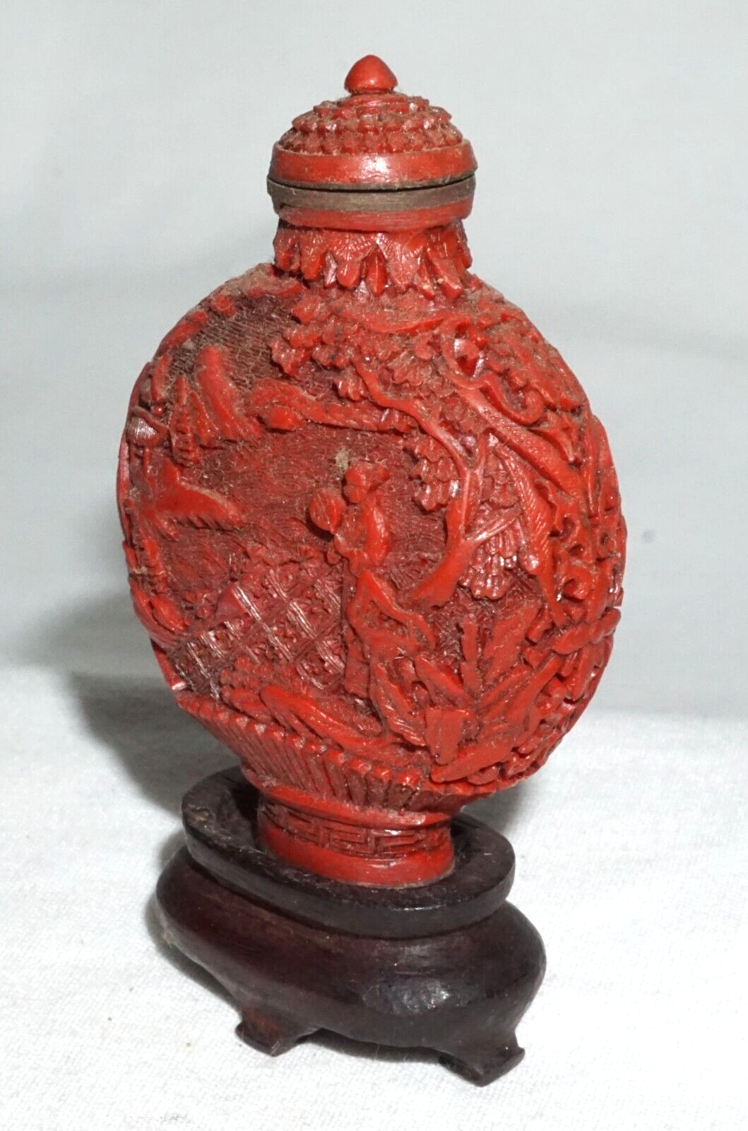 Vtg Chinese Cinnabar Style Snuff Bottle w Molded Figure Motif Reign (LLA) IC