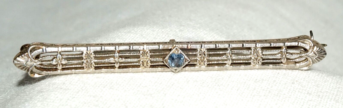 Art Deco 14k W. Gold Filigree Bar Pin w. 1x Pale Blue Topaz Accent (KoS) L20