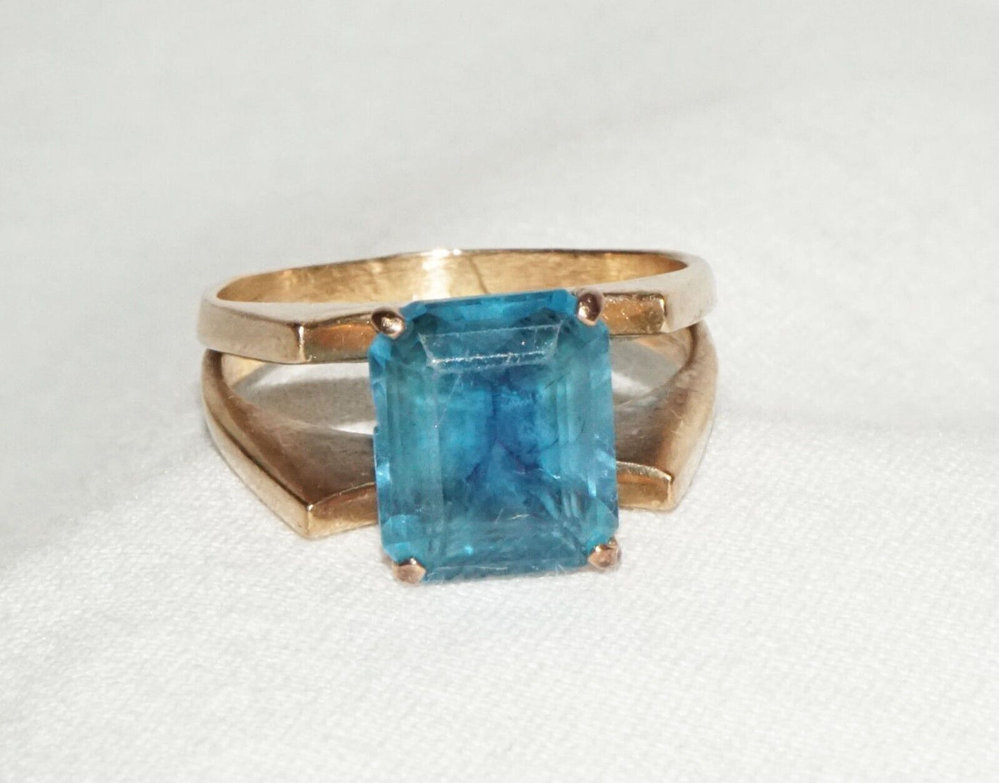 Vintage 14k Yellow Gold Ring Sz.7 set w. 1x Blue Topaz Accent (GoB) #13d