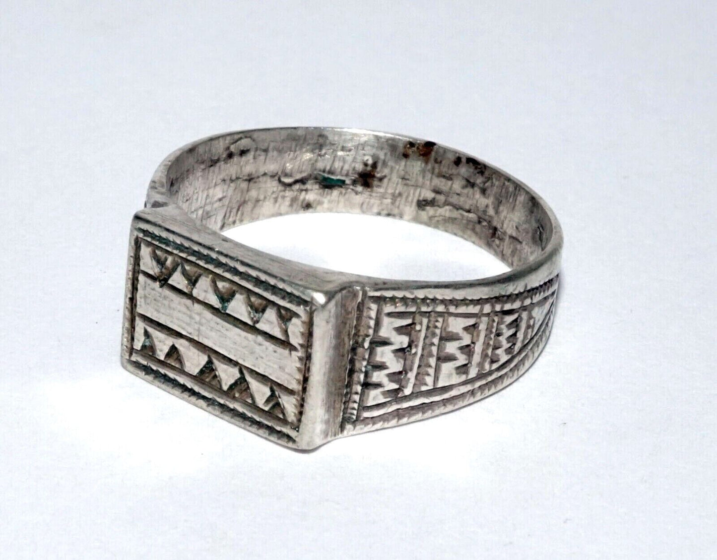 Vintage Tribal Style Silver Alloy Ring Sz. 7 w. Curvilinear Designs (LeL)