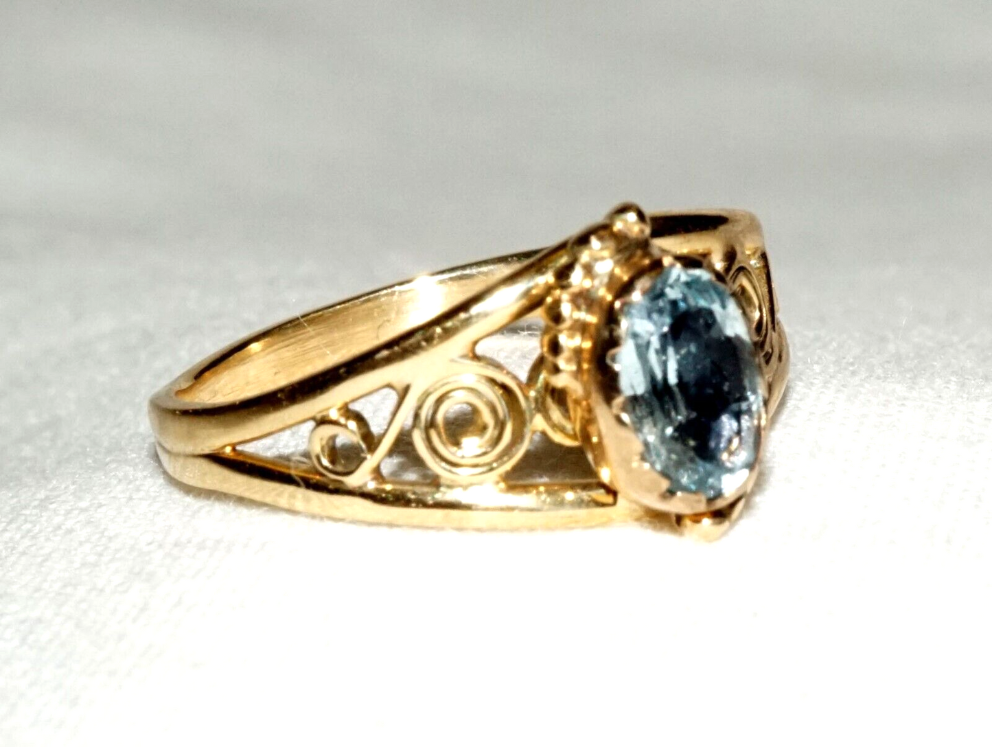 Vintage 14k Yellow Gold Filigree Ring Sz. 5.75 Bezel set w. 1x Aquamarine (CoM)