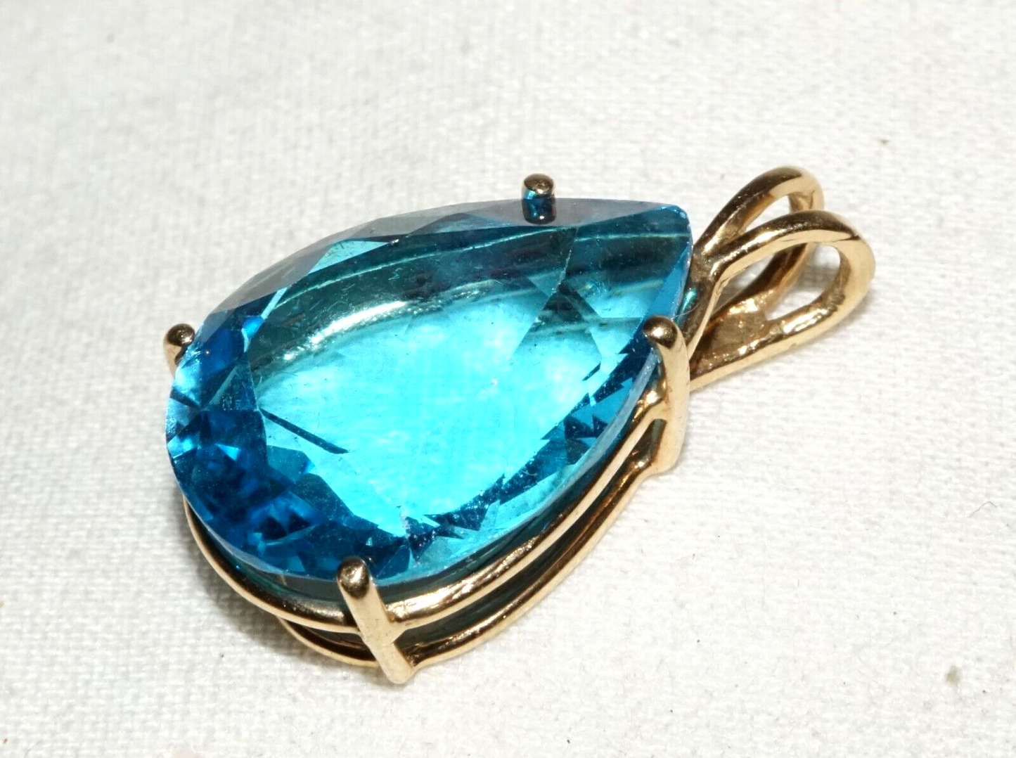 Vintage 14k Yellow Gold Pendant set w. Pear Shaped Blue Topaz Accent (TuD)