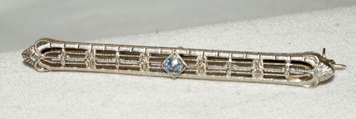 Art Deco 14k W. Gold Filigree Bar Pin w. 1x Pale Blue Topaz Accent (KoS) L20