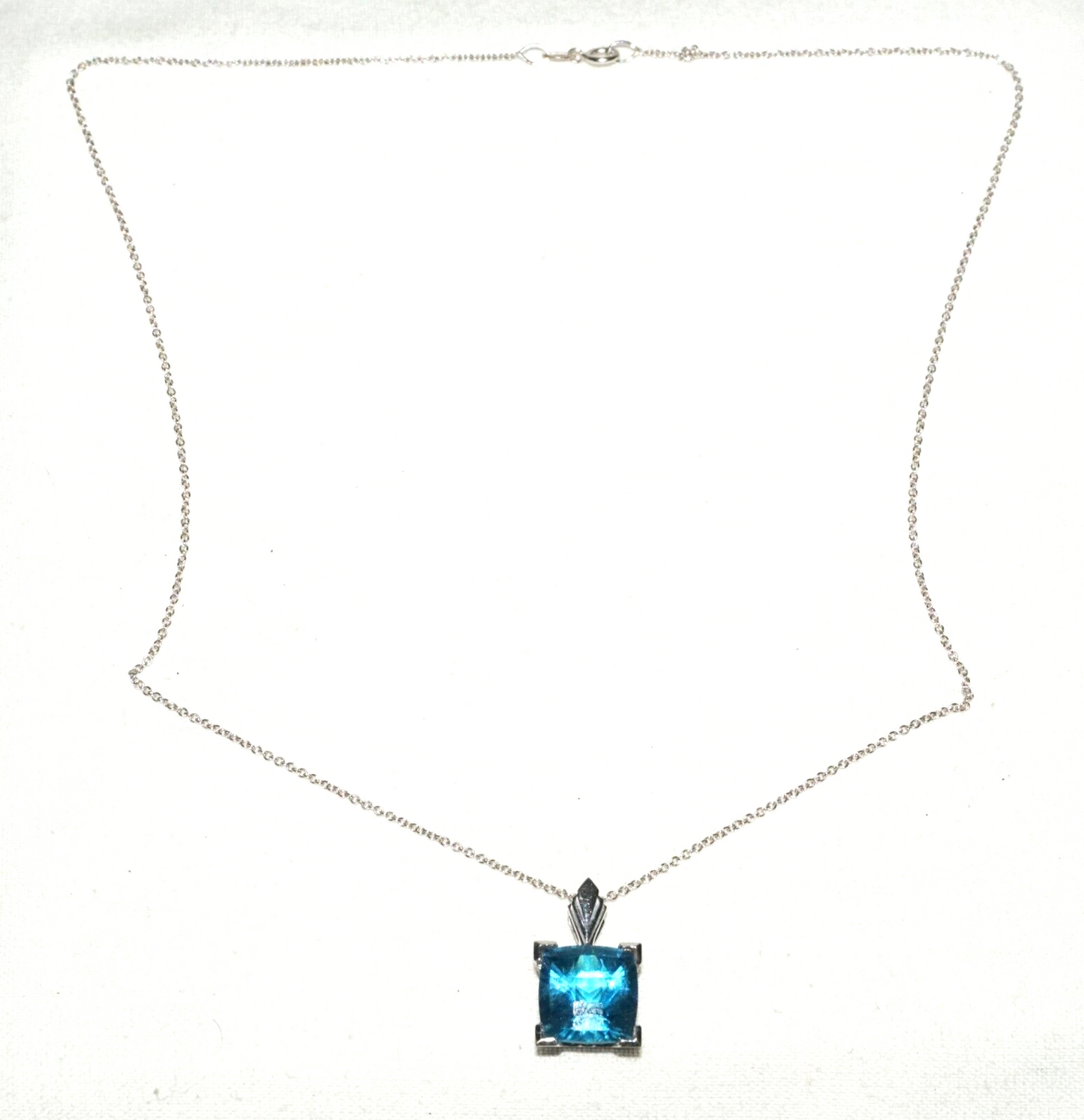 Vintage 14k White Gold Necklace & Pendant set w. Blue Topaz Accent (TuD)