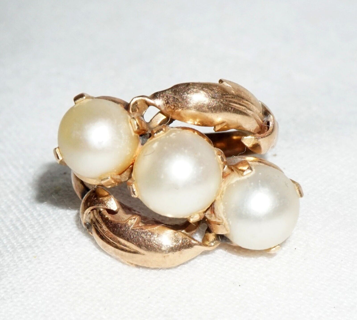 Vintage 14k Yellow Gold Leaf Motif Ring Sz.3.5 set w. 3x Pearl Accents (---)