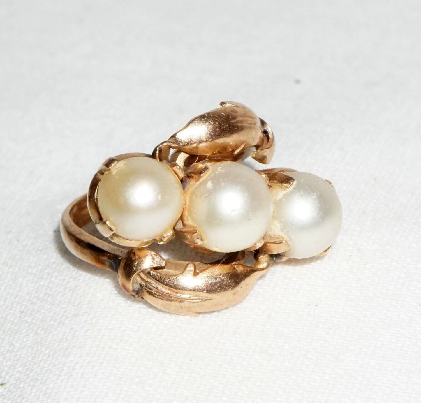 Vintage 14k Yellow Gold Leaf Motif Ring Sz.3.5 set w. 3x Pearl Accents (---)