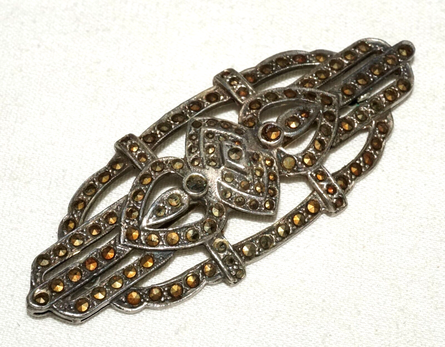 US Art Deco Style Sterling Silver Brooch set w. Marcasite Accents (LeS)L24