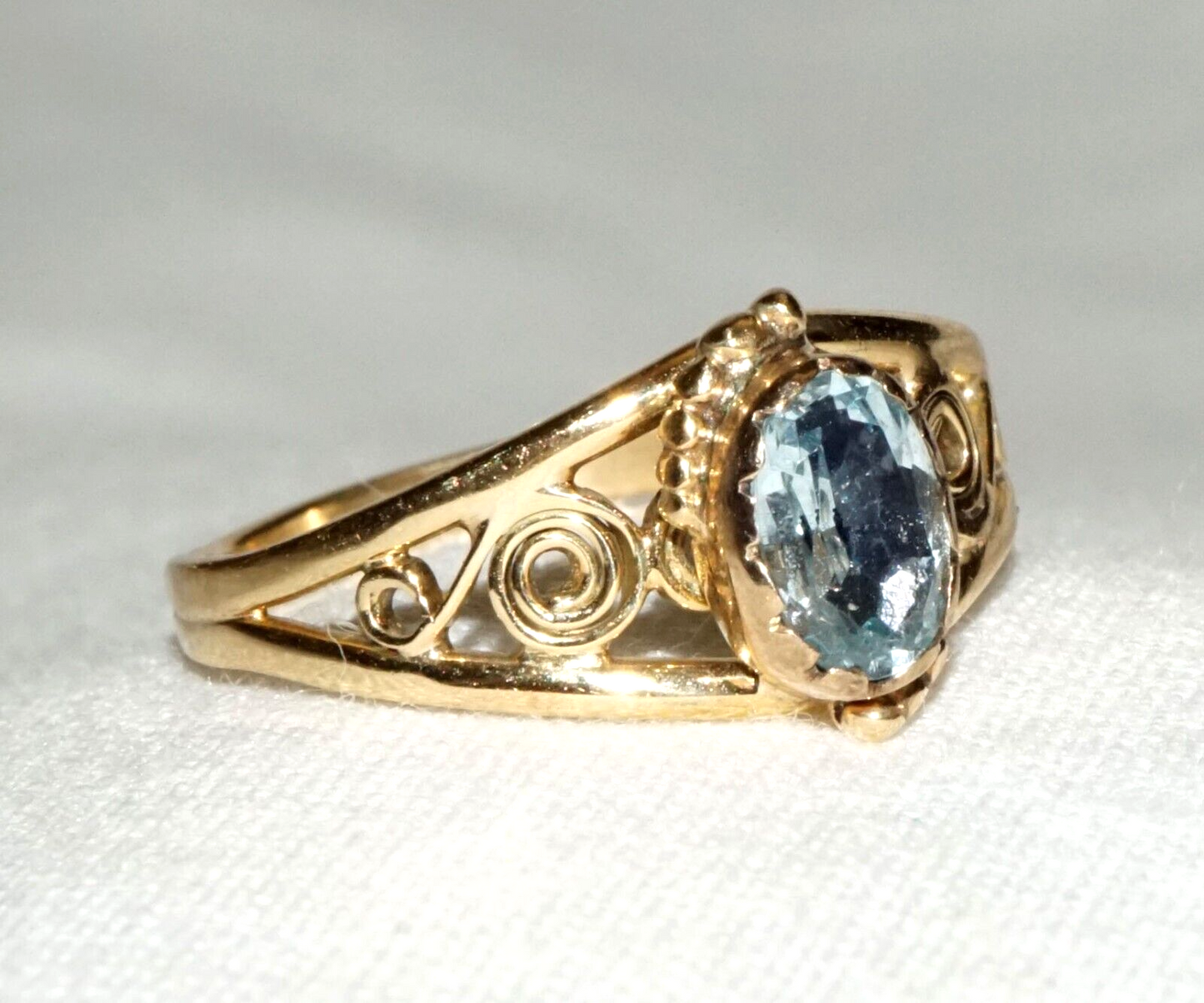 Vintage 14k Yellow Gold Filigree Ring Sz. 5.75 Bezel set w. 1x Aquamarine (CoM)