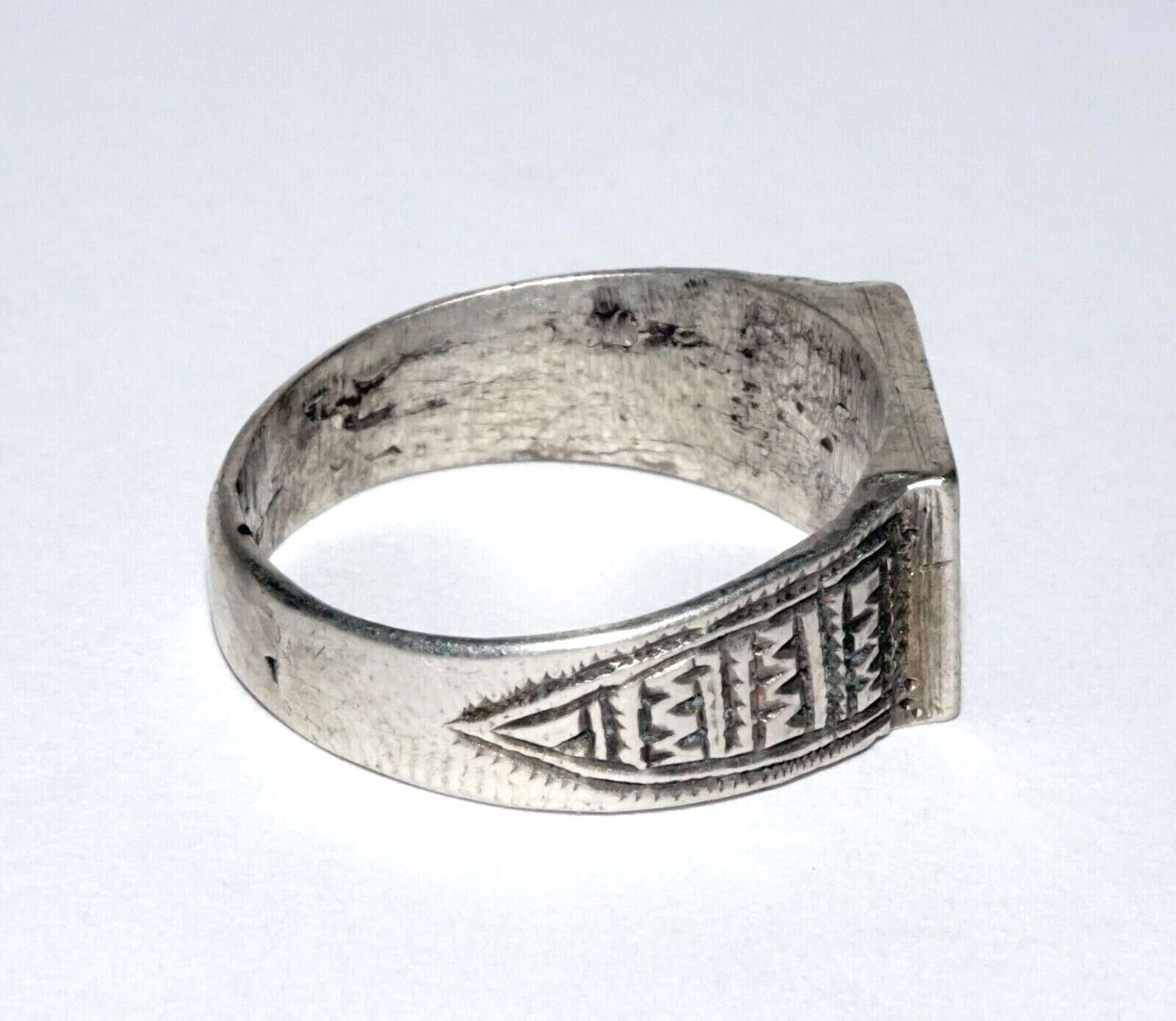 Vintage Tribal Style Silver Alloy Ring Sz. 7 w. Curvilinear Designs (LeL)