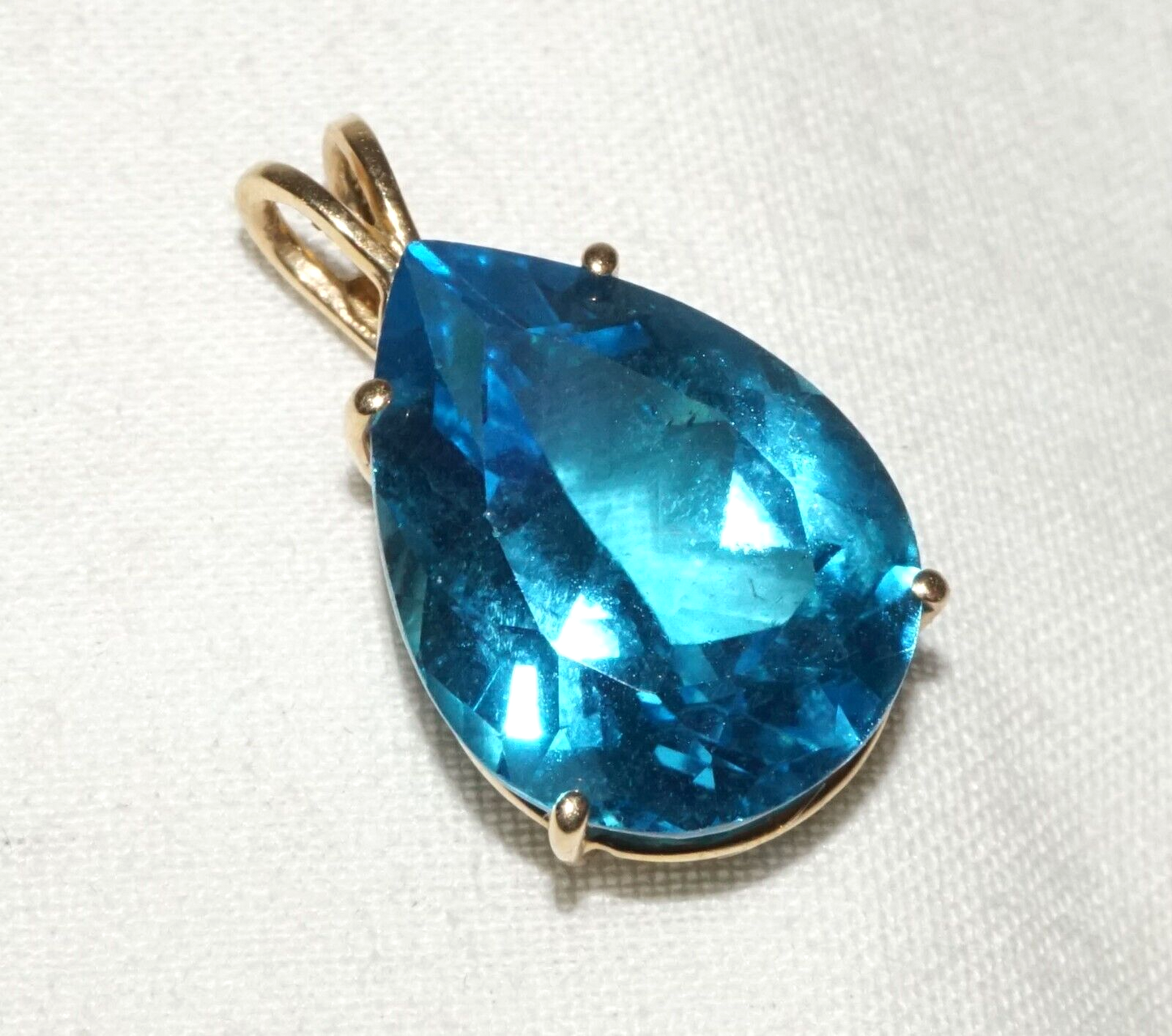 Vintage 14k Yellow Gold Pendant set w. Pear Shaped Blue Topaz Accent (TuD)