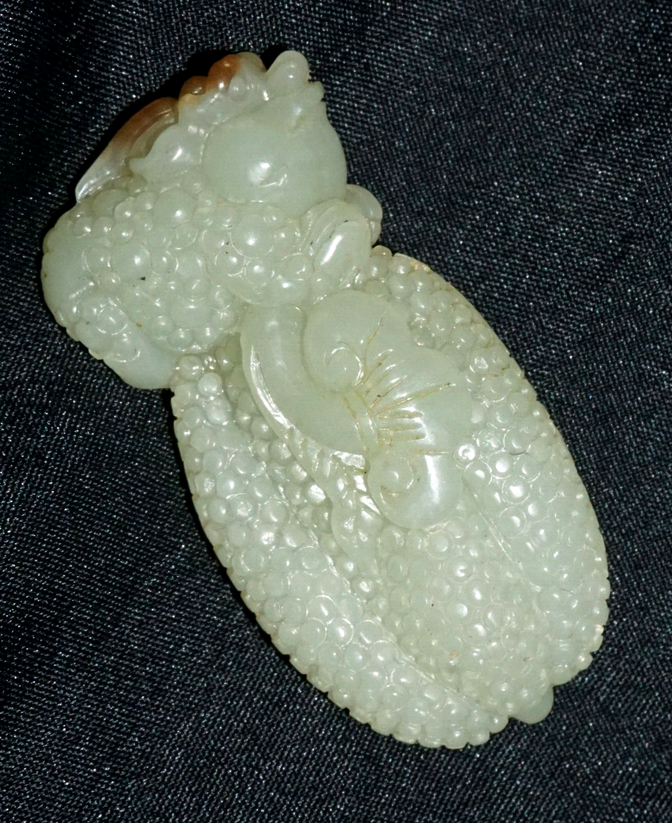 Vintage Chinese Grey Green Nephrite Jade Hand Piece Melon Jin Chan Lingzhi (---)