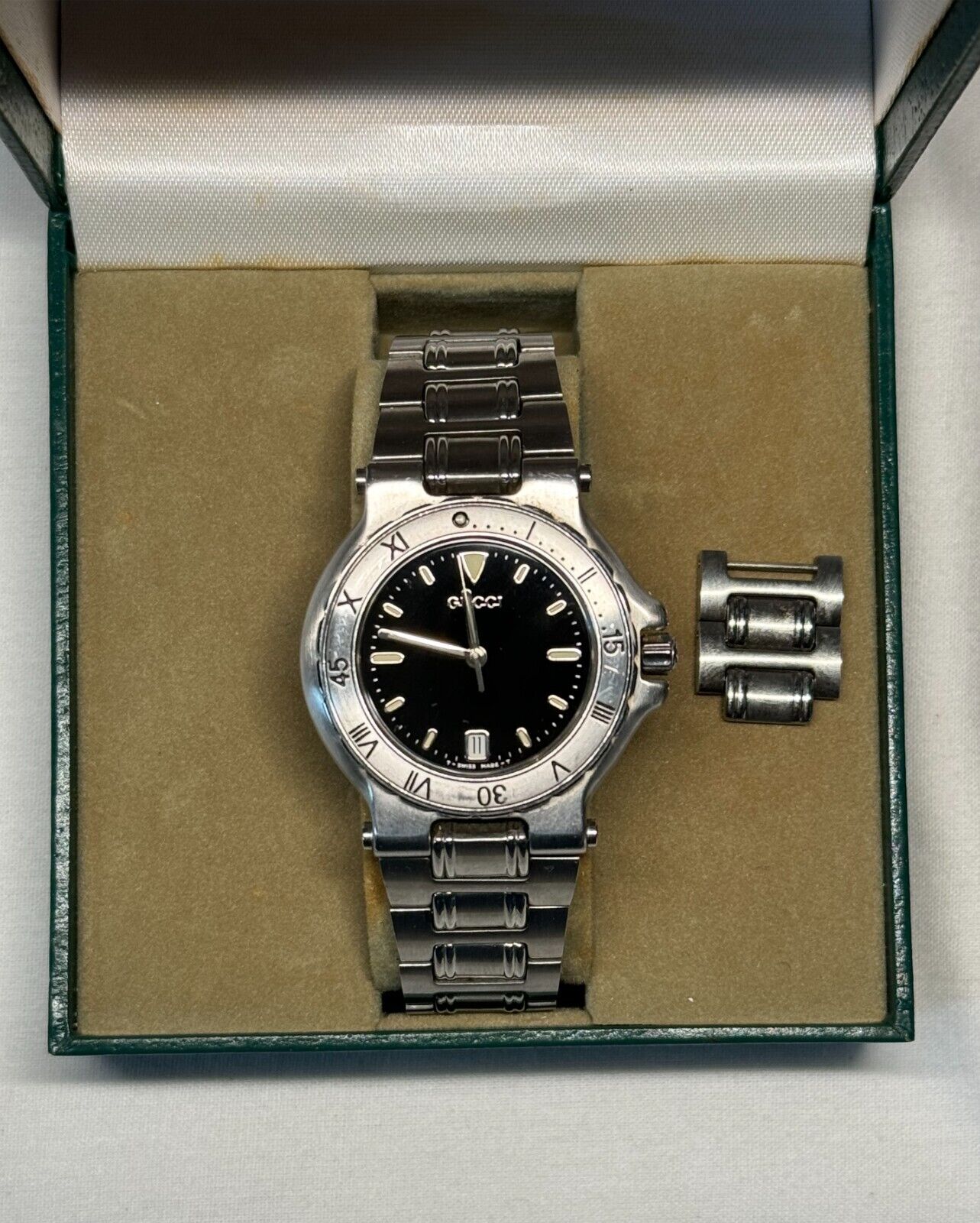 Swiss Gucci 9700 Stainless Steel Black Dial Diver's Wristwatch in Box (InS)19