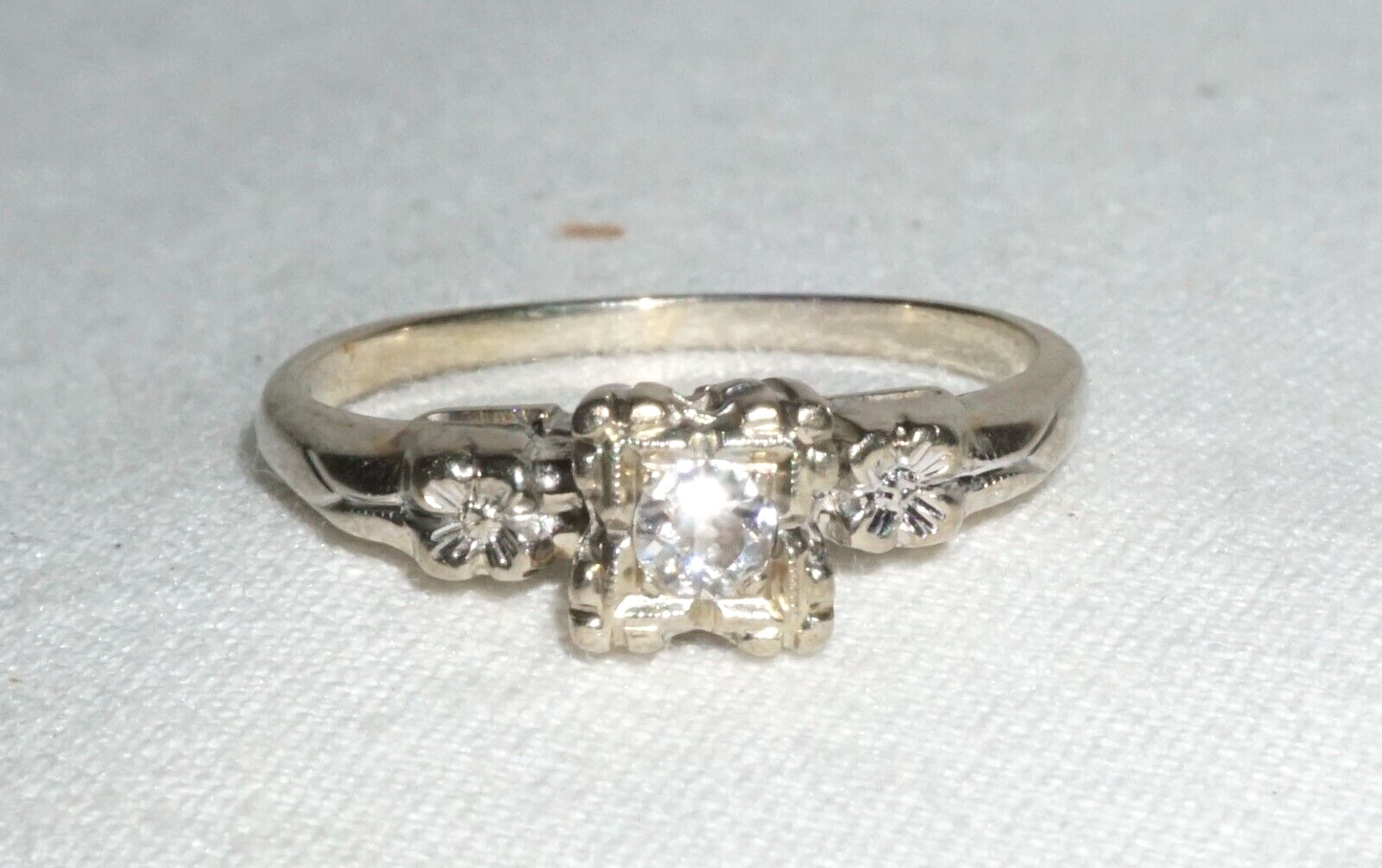 Vintage 14k White Gold Engagement Ring Sz.5.25 w. 1x Diamond Accent (BrM)L3