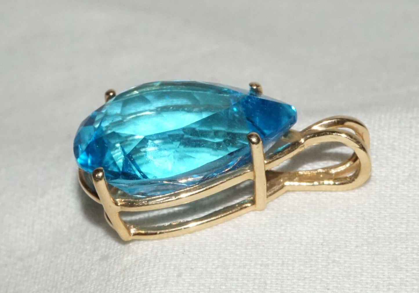 Vintage 14k Yellow Gold Pendant set w. Pear Shaped Blue Topaz Accent (TuD)