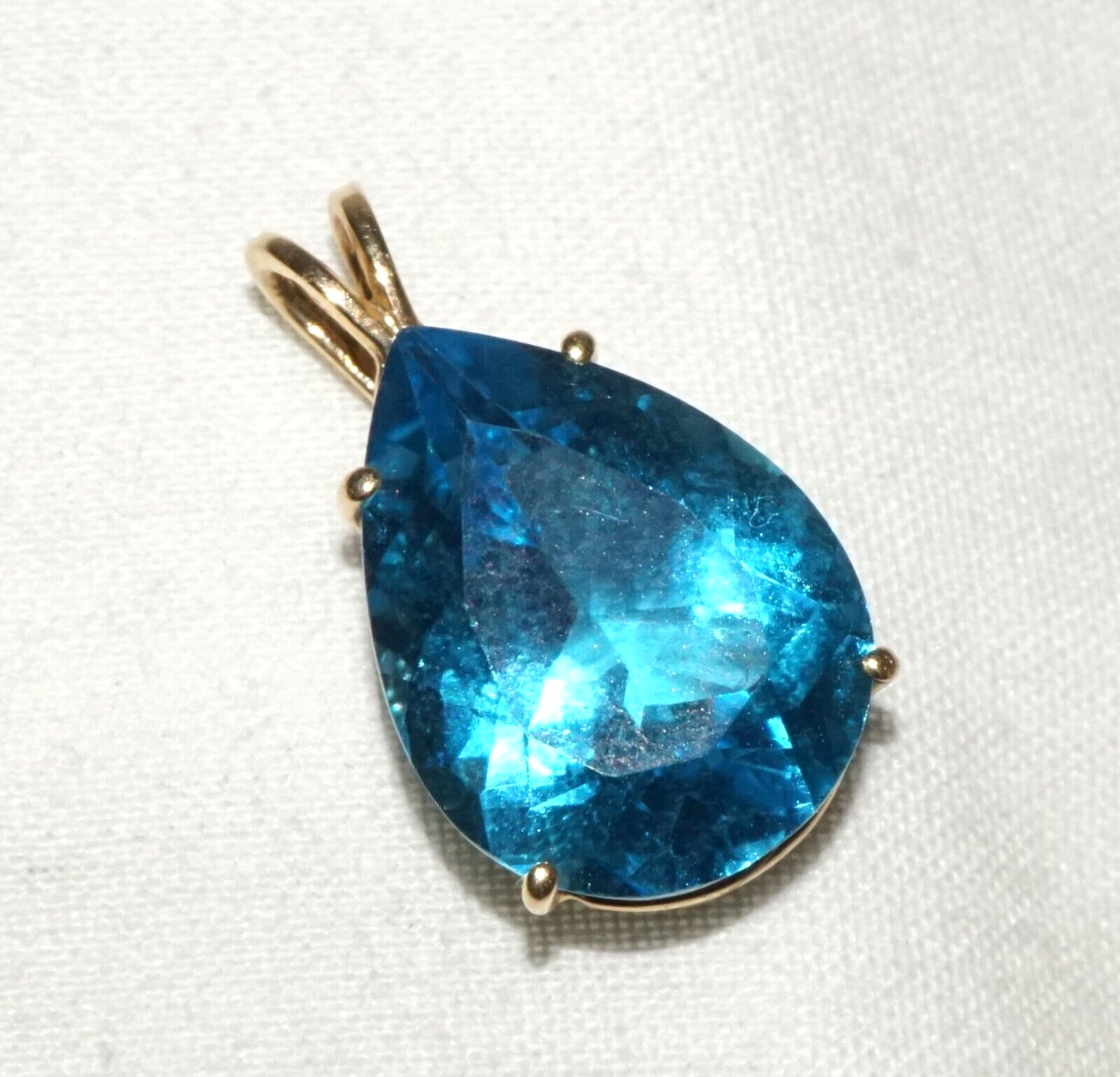 Vintage 14k Yellow Gold Pendant set w. Pear Shaped Blue Topaz Accent (TuD)