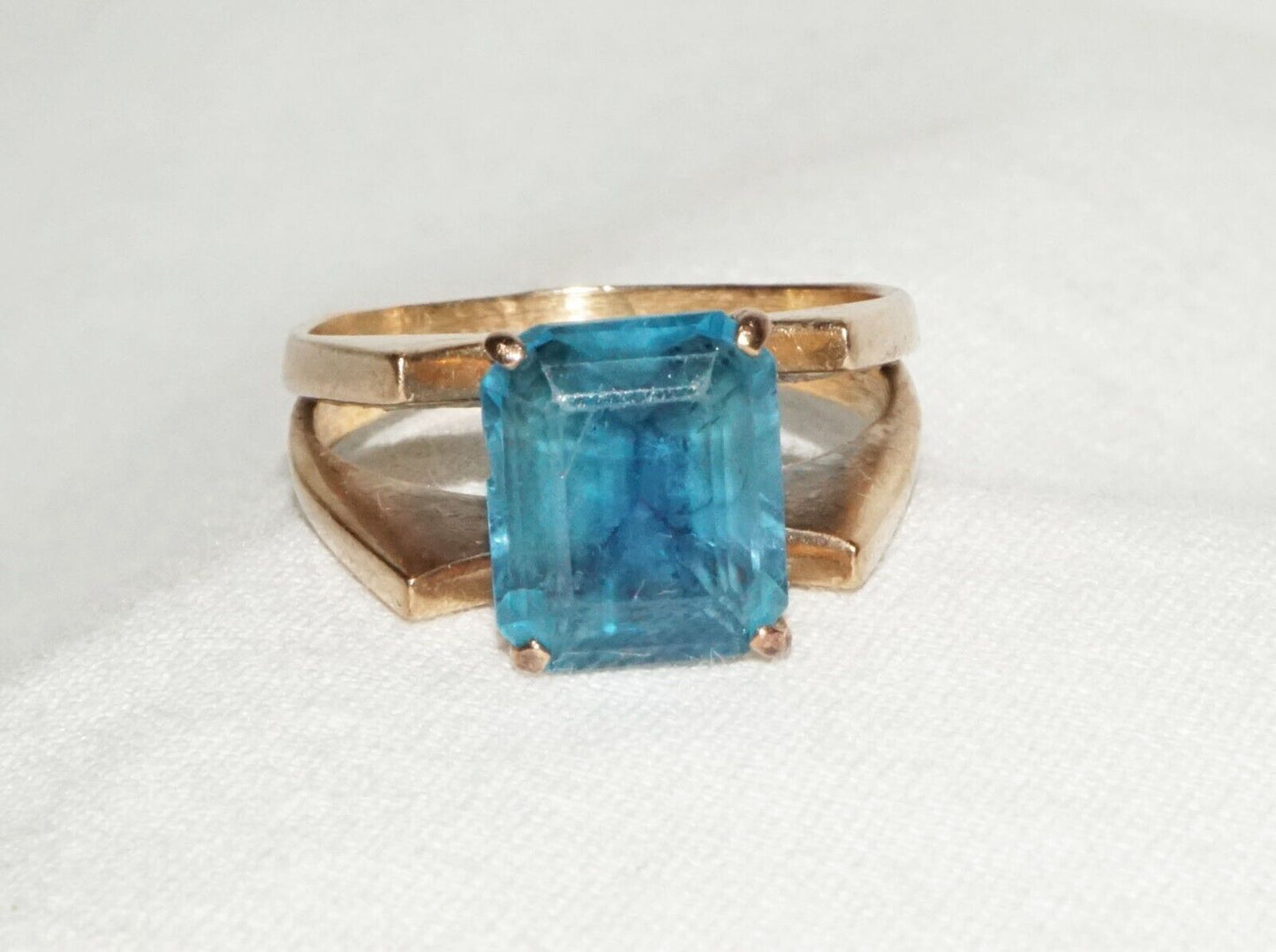 Vintage 14k Yellow Gold Ring Sz.7 set w. 1x Blue Topaz Accent (GoB) #13d