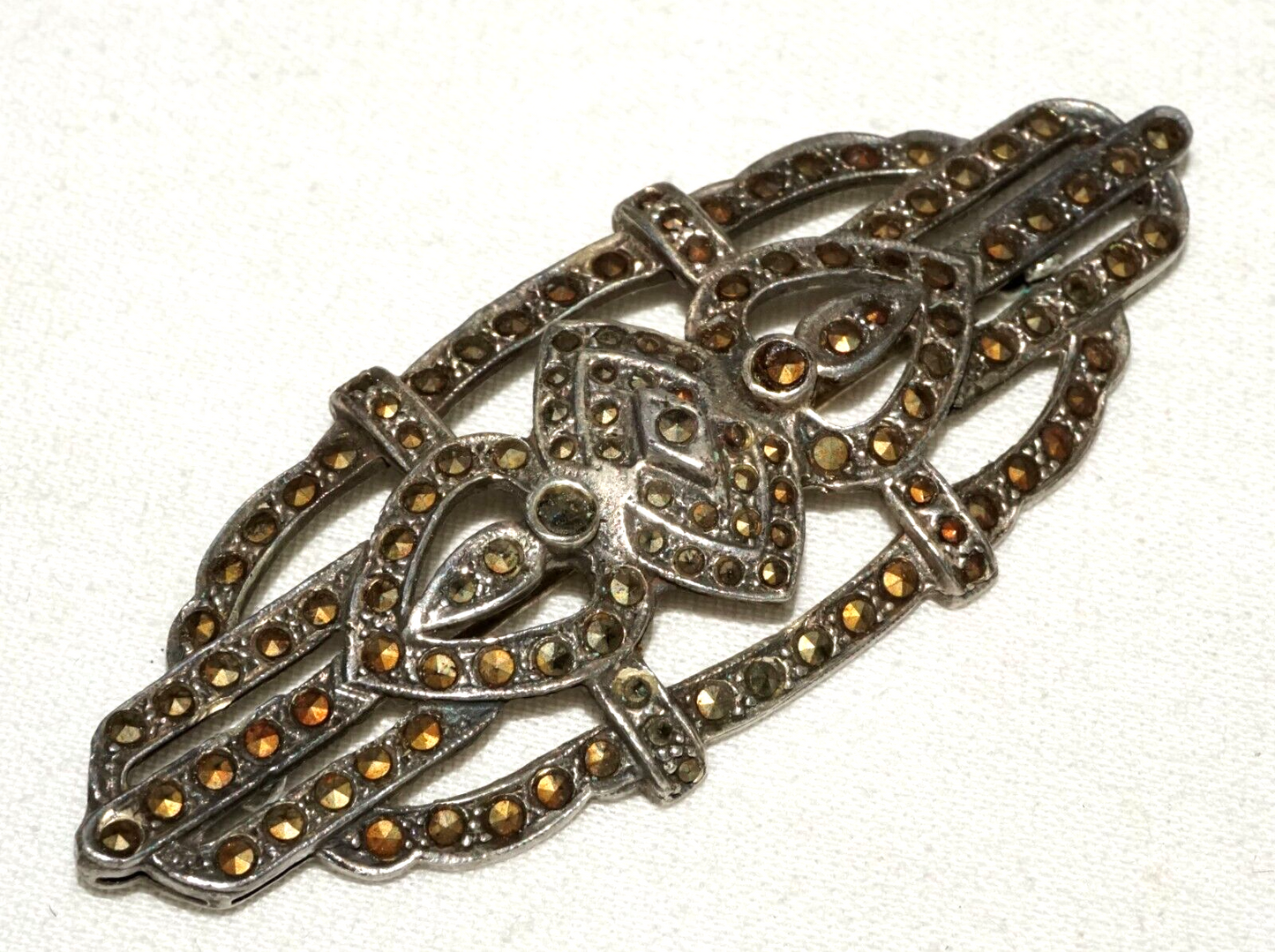 US Art Deco Style Sterling Silver Brooch set w. Marcasite Accents (LeS)L24