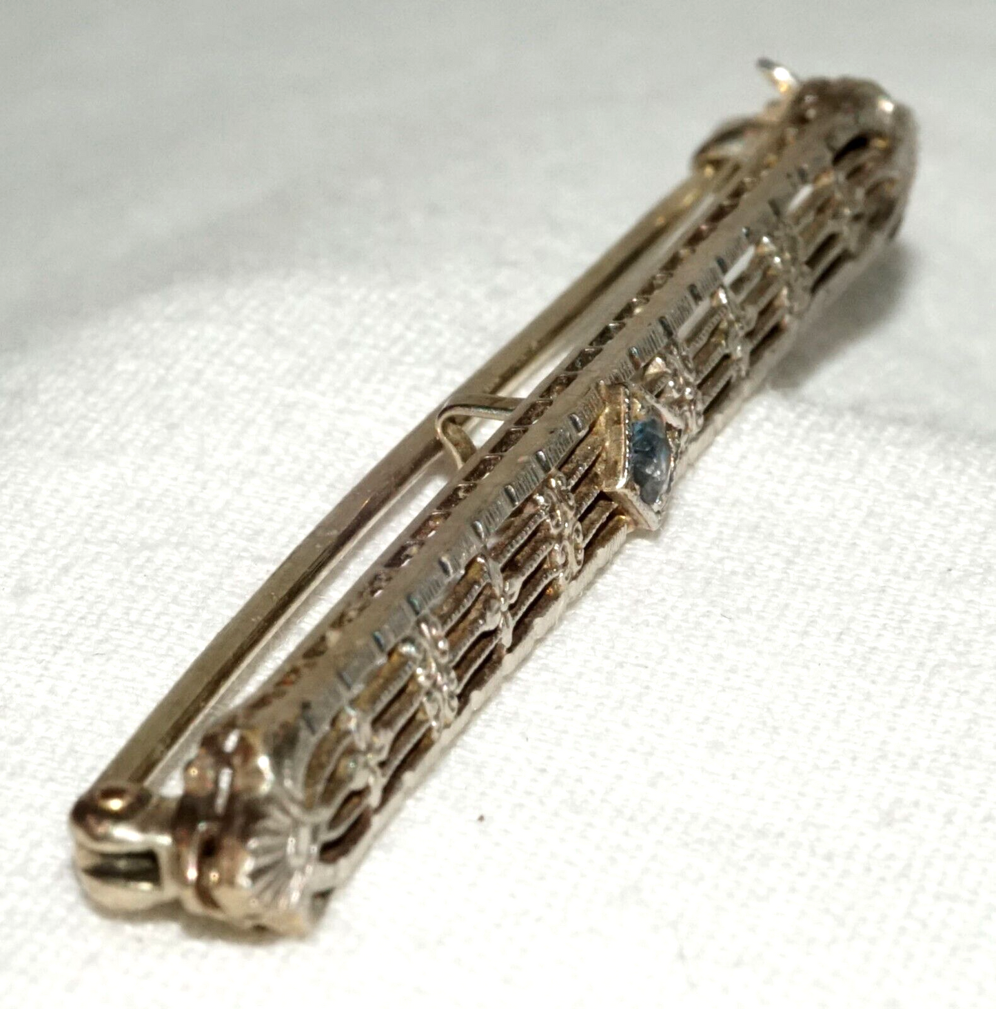 Art Deco 14k W. Gold Filigree Bar Pin w. 1x Pale Blue Topaz Accent (KoS) L20