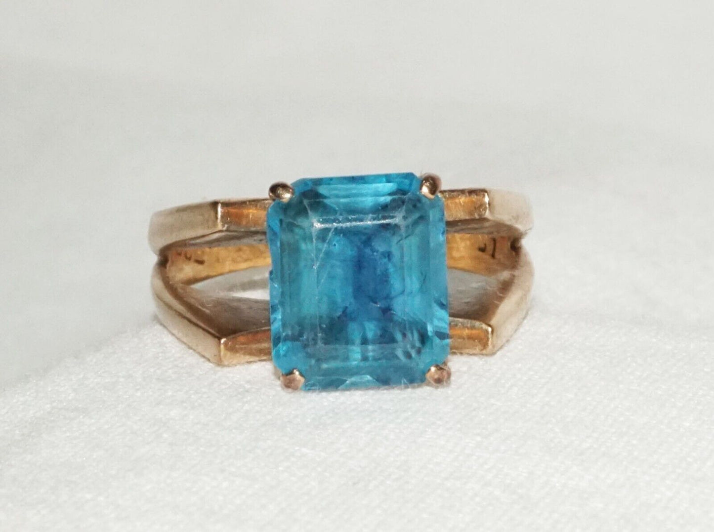 Vintage 14k Yellow Gold Ring Sz.7 set w. 1x Blue Topaz Accent (GoB) #13d