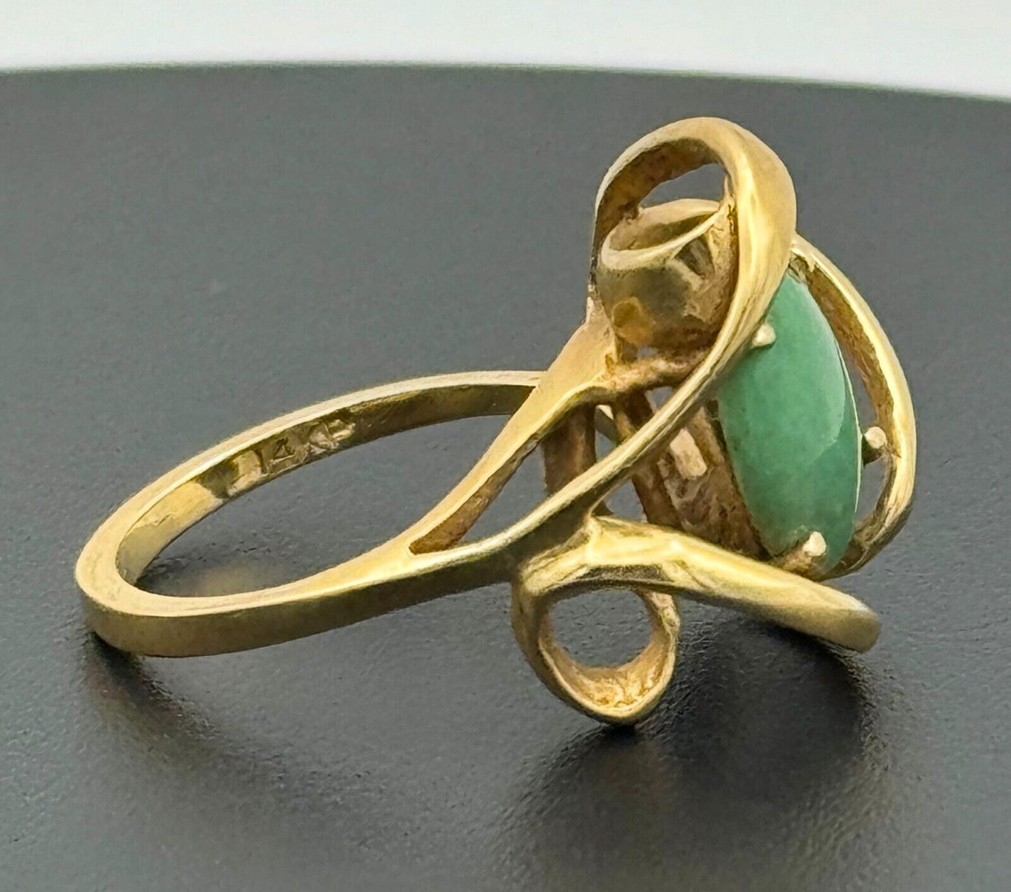 Vintage 14k Yellow Gold Ring Sz. 5.5 w Oval Green Jadeite Cabochon (McC)