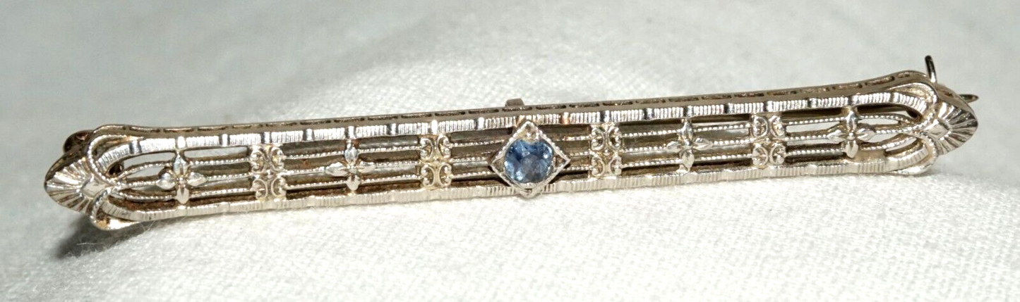Art Deco 14k W. Gold Filigree Bar Pin w. 1x Pale Blue Topaz Accent (KoS) L20