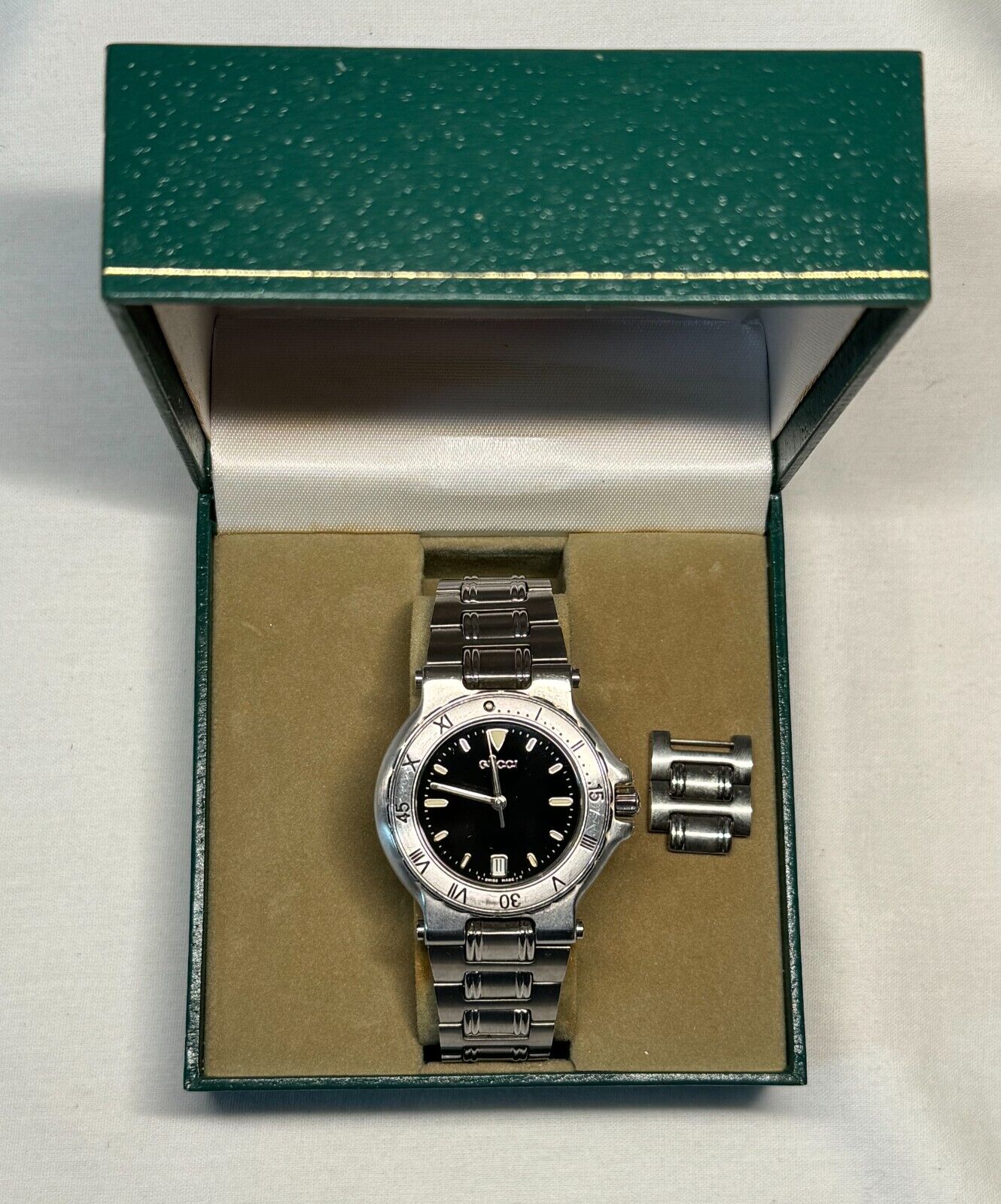 Swiss Gucci 9700 Stainless Steel Black Dial Diver's Wristwatch in Box (InS)19