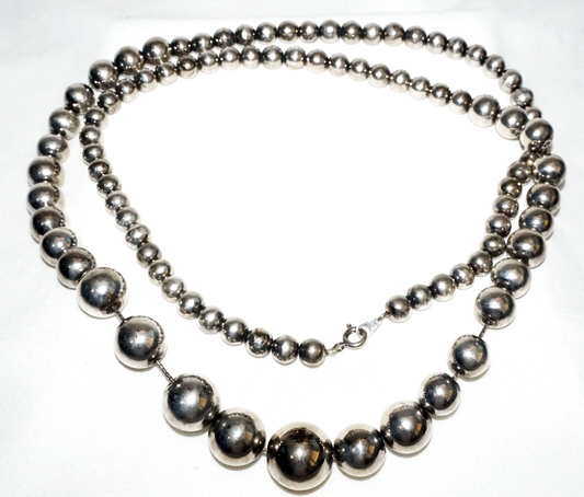 Vintage Silver Colored Graduated Hollow Bead Necklace w. Clasp (KoS) L9