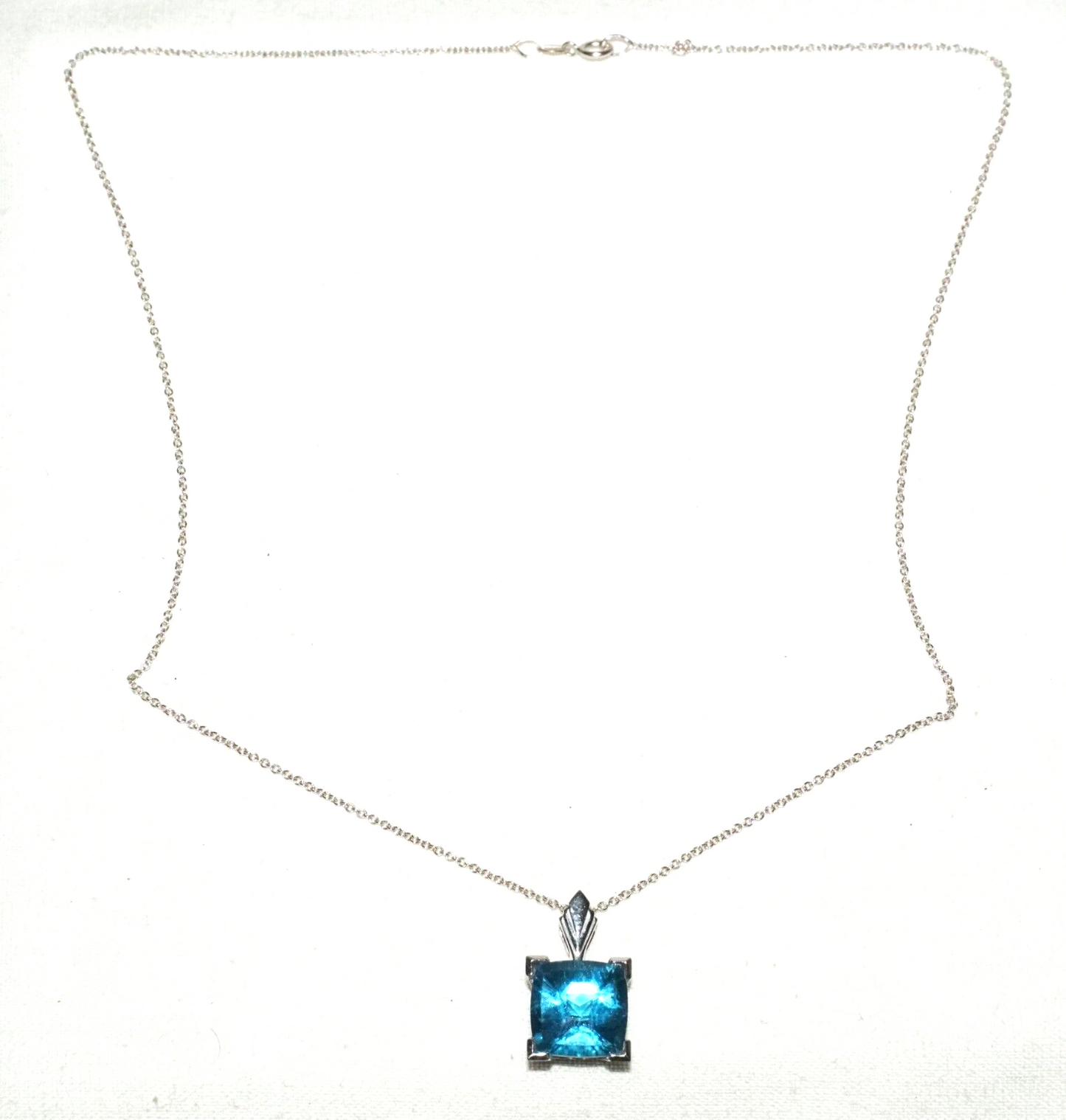 Vintage 14k White Gold Necklace & Pendant set w. Blue Topaz Accent (TuD)