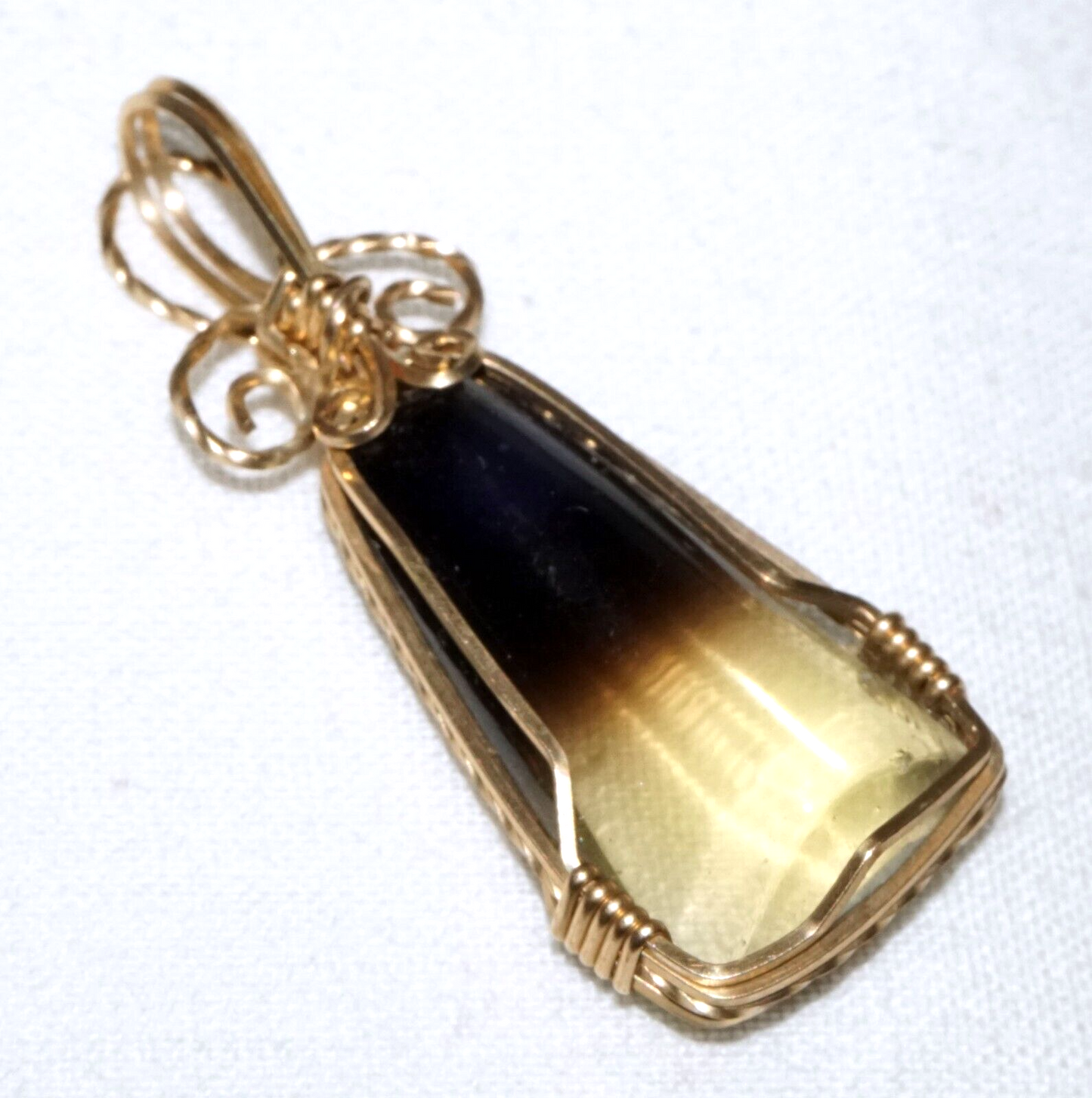 Vintage 14k Yellow Gold Wire Design Pendant set w. Two Tone Tourmaline (PiC)