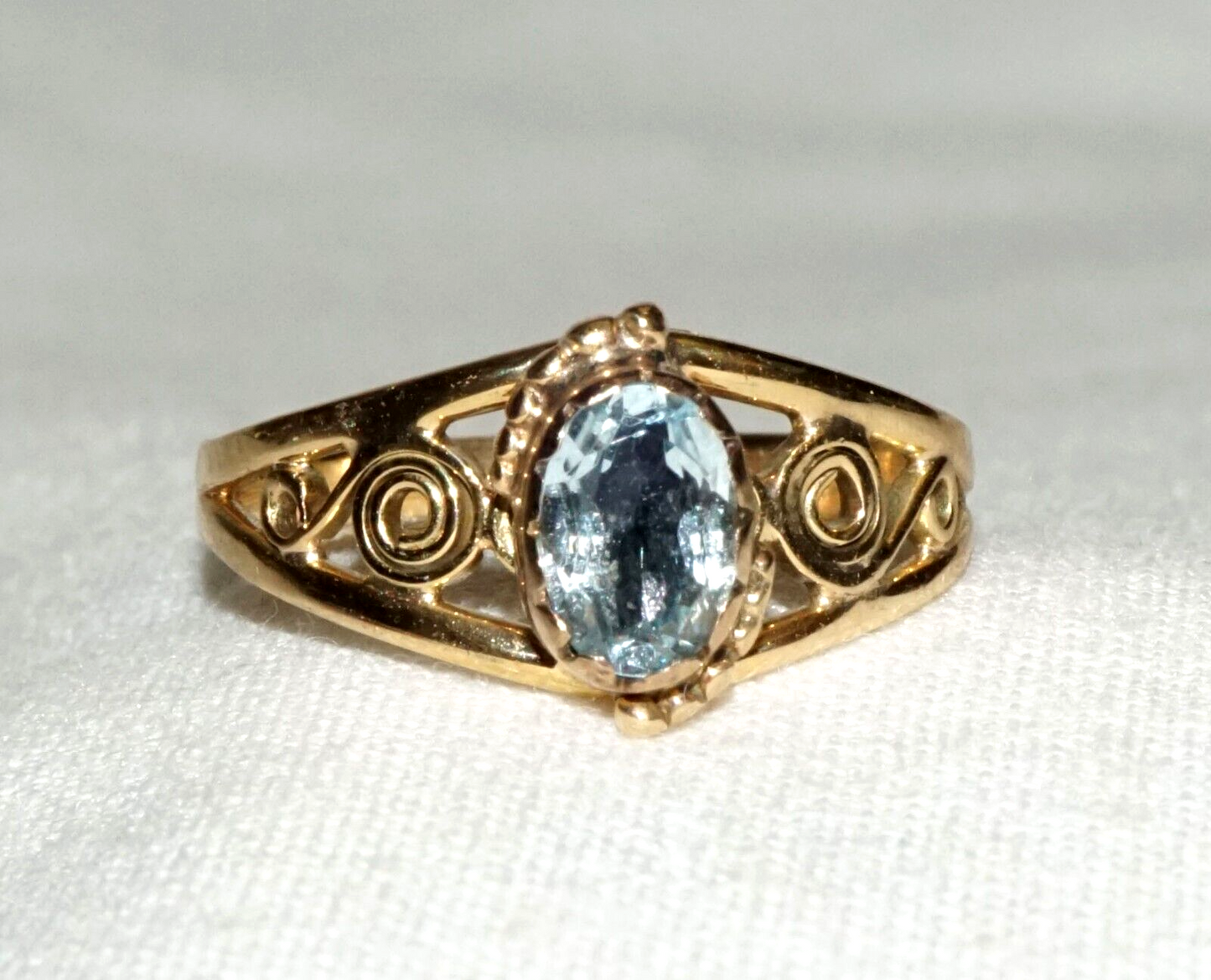 Vintage 14k Yellow Gold Filigree Ring Sz. 5.75 Bezel set w. 1x Aquamarine (CoM)