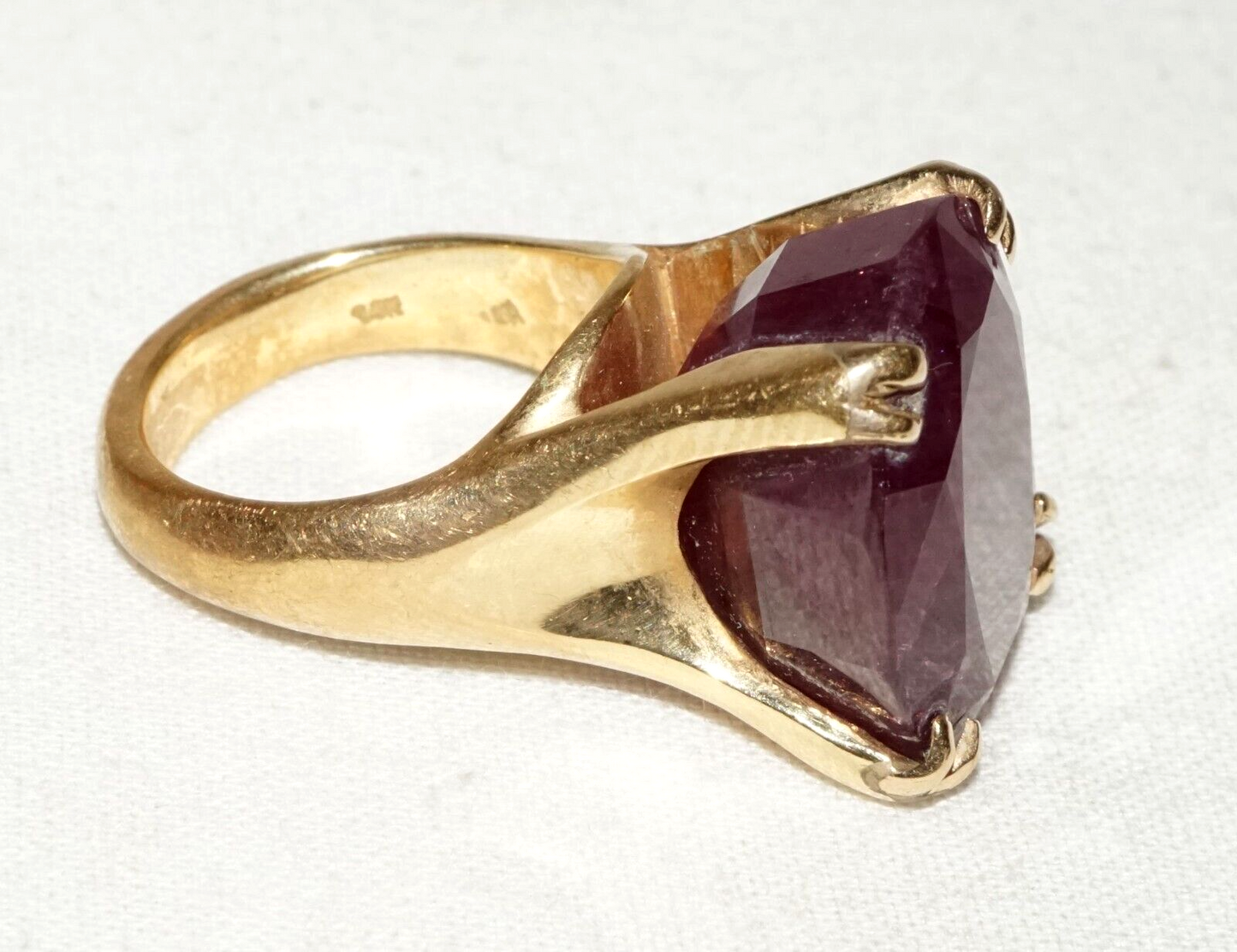 Vintage 14k Yellow Gold Ring Sz.6.75 w. 1x Large Ruby approx. 28ct. (LeS)L22