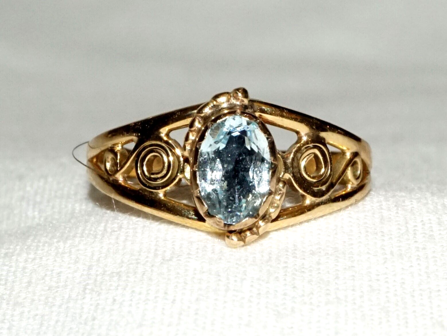 Vintage 14k Yellow Gold Filigree Ring Sz. 5.75 Bezel set w. 1x Aquamarine (CoM)