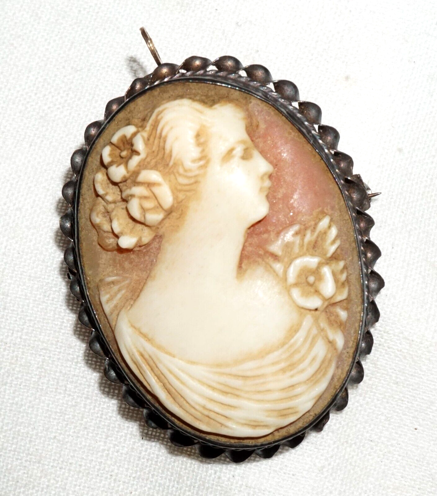 Vintage 10k Gold Brooch set w. Shell Cameo Beautiful Woman Motif (JoD)