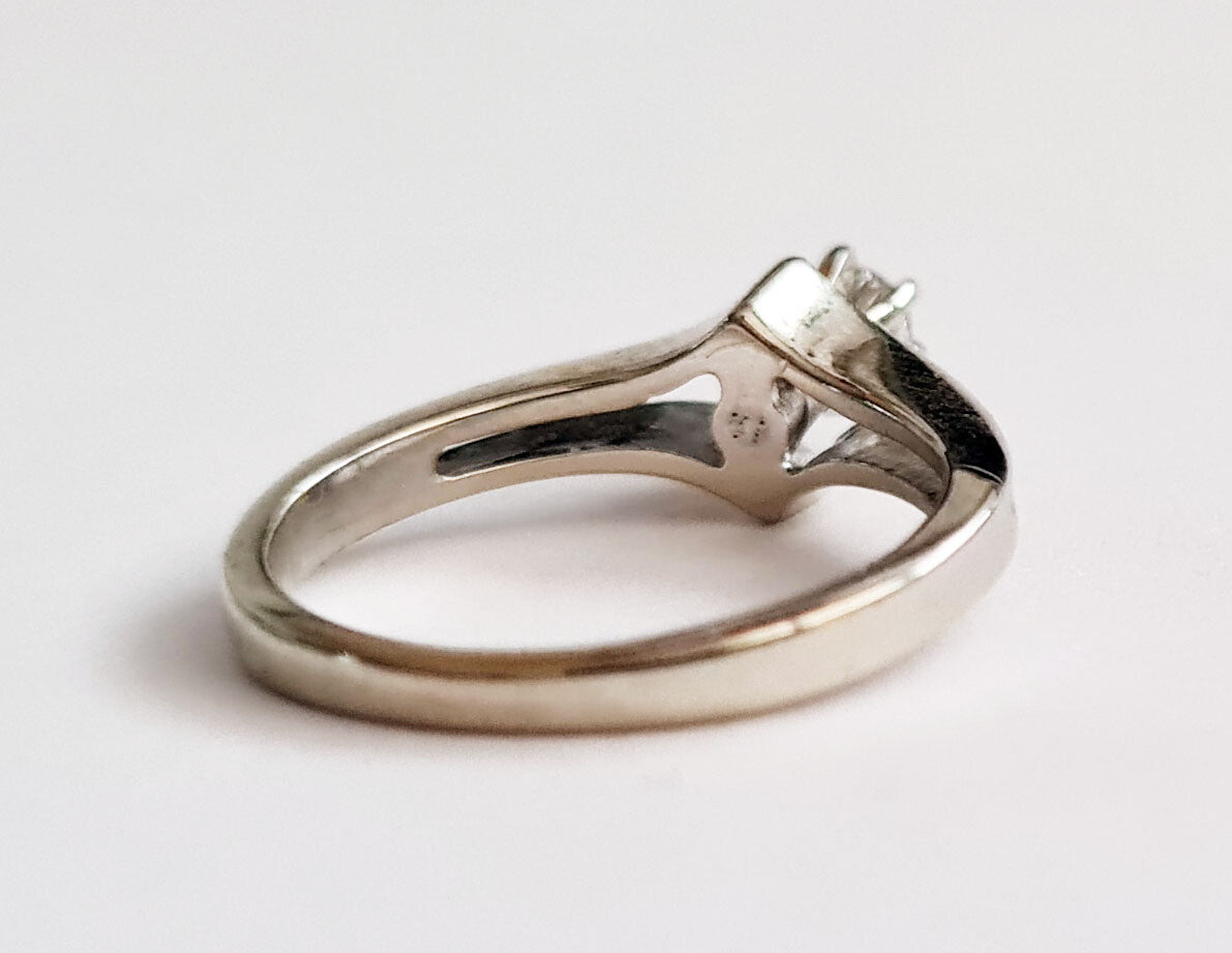 US 14k White Gold Wedding Ring Sz.5 set w. 1x Diamond 0.25ct.  (WMH)9f