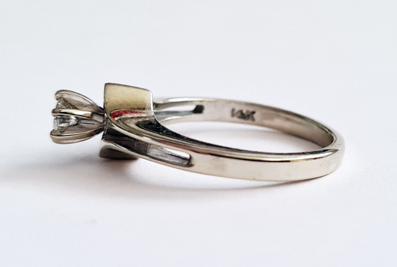 US 14k White Gold Wedding Ring Sz.5 set w. 1x Diamond 0.25ct.  (WMH)9f