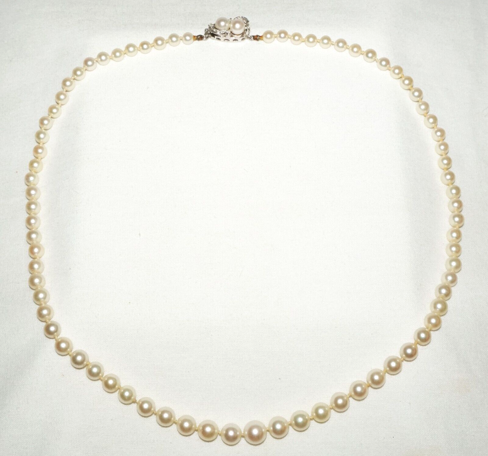 Vintage Graduated Single Strand Pearl Necklace w. 14k White Gold Clasp  (FeD)#1
