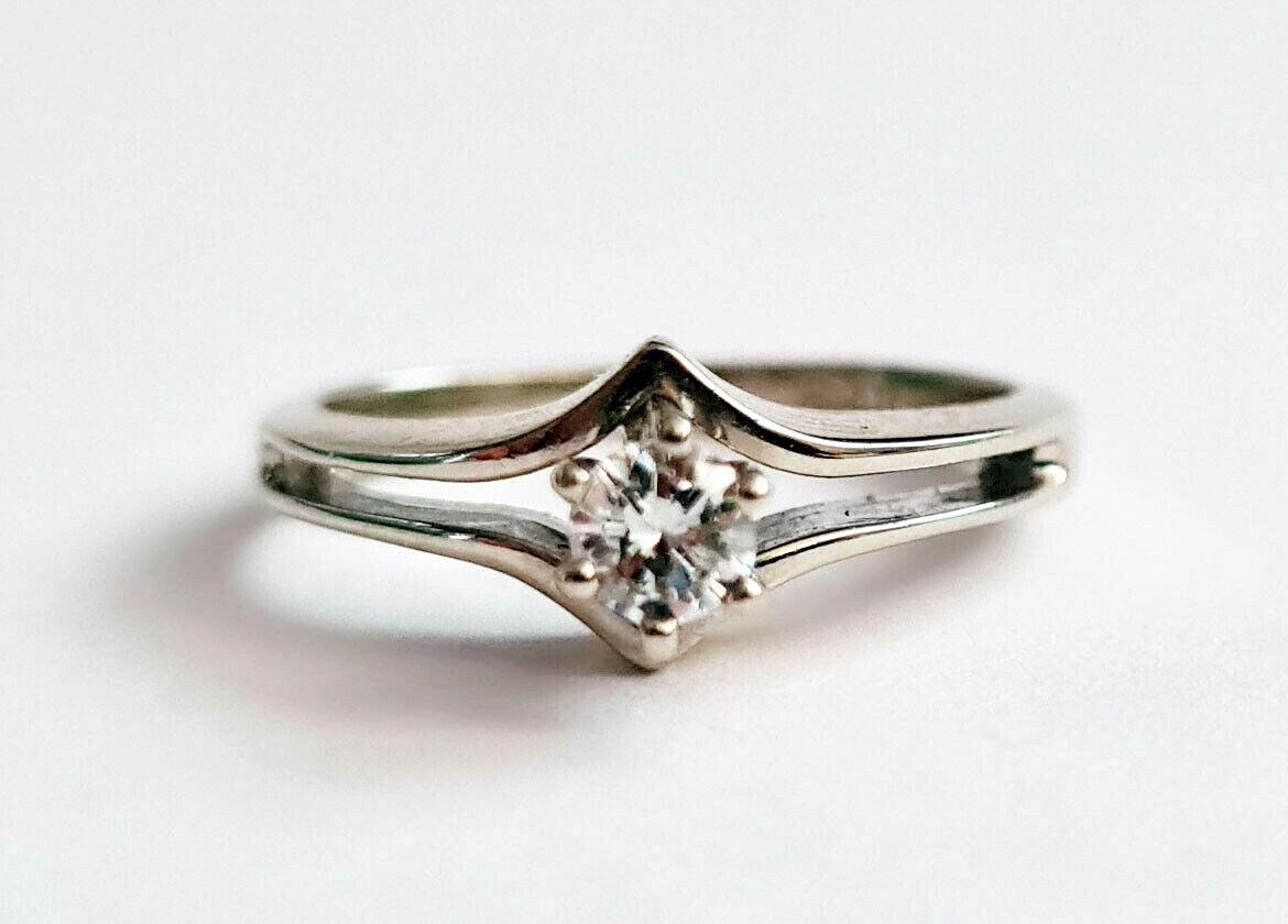 US 14k White Gold Wedding Ring Sz.5 set w. 1x Diamond 0.25ct.  (WMH)9f