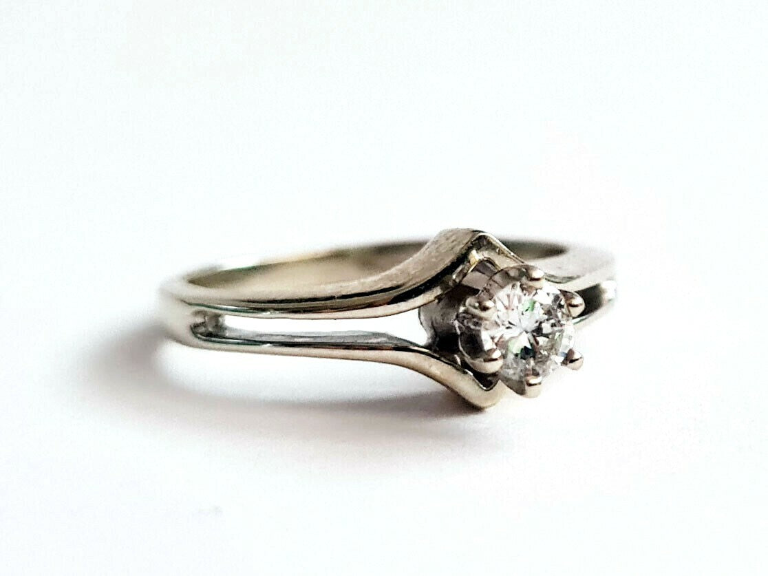 US 14k White Gold Wedding Ring Sz.5 set w. 1x Diamond 0.25ct.  (WMH)9f