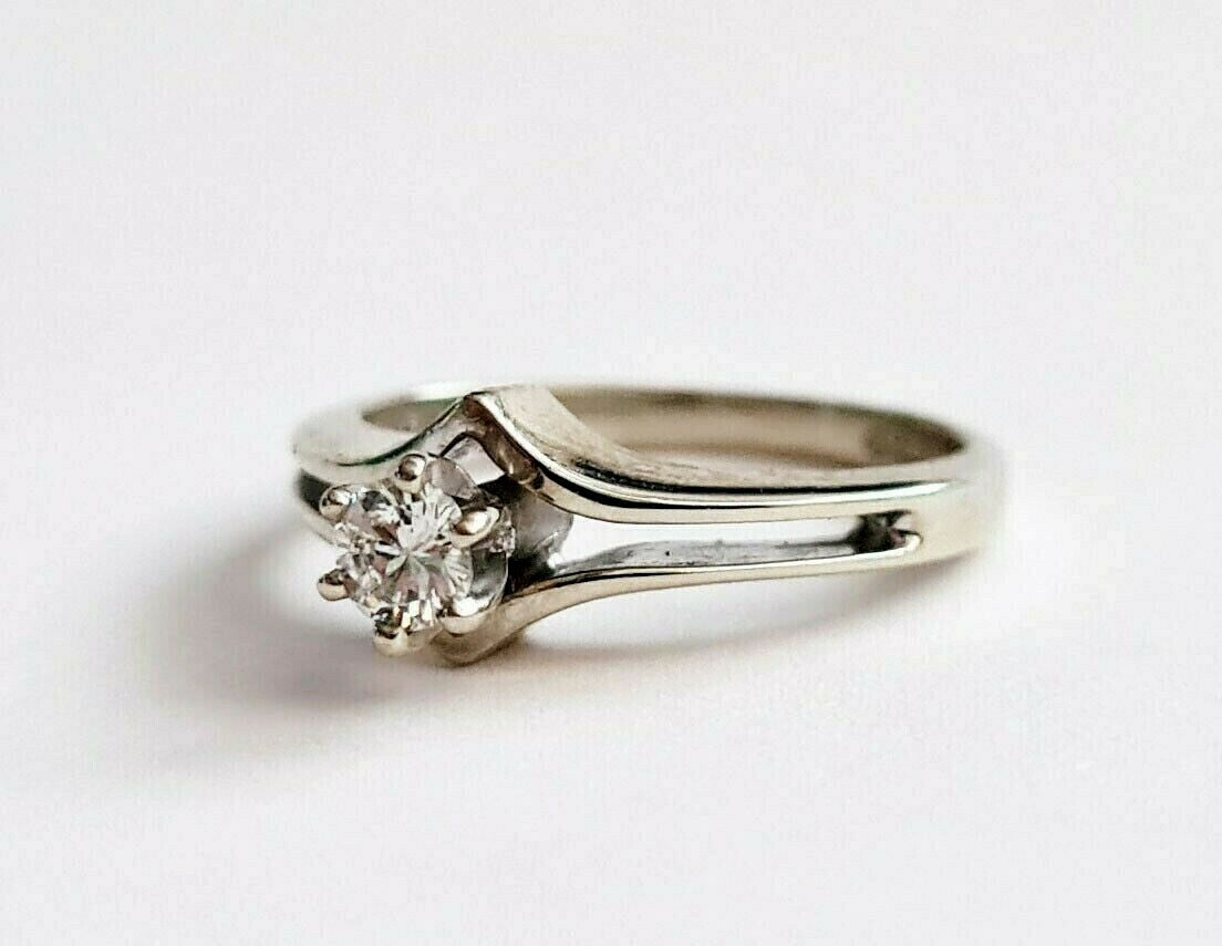 US 14k White Gold Wedding Ring Sz.5 set w. 1x Diamond 0.25ct.  (WMH)9f