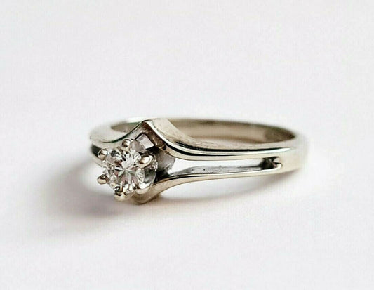 US 14k White Gold Wedding Ring Sz.5 set w. 1x Diamond 0.25ct.  (WMH)9f