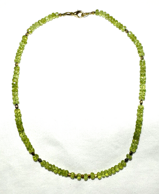 Vintage Faceted  Green Peridot and Gold Tone Bead Necklace 15.5" (KiL)13