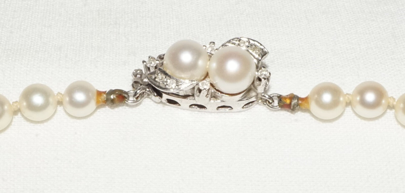 Vintage Graduated Single Strand Pearl Necklace w. 14k White Gold Clasp  (FeD)#1