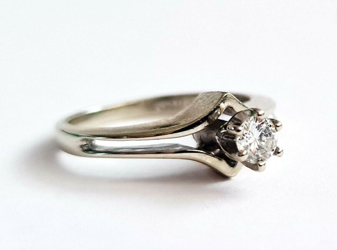 US 14k White Gold Wedding Ring Sz.5 set w. 1x Diamond 0.25ct.  (WMH)9f