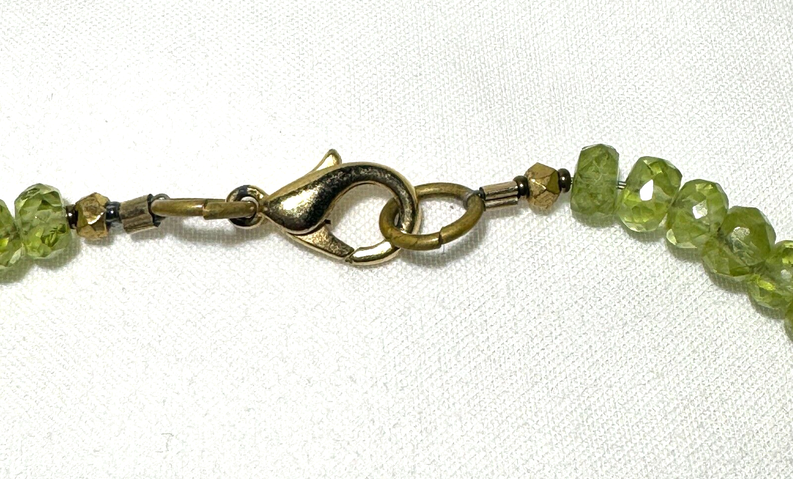 Vintage Faceted  Green Peridot and Gold Tone Bead Necklace 15.5" (KiL)13
